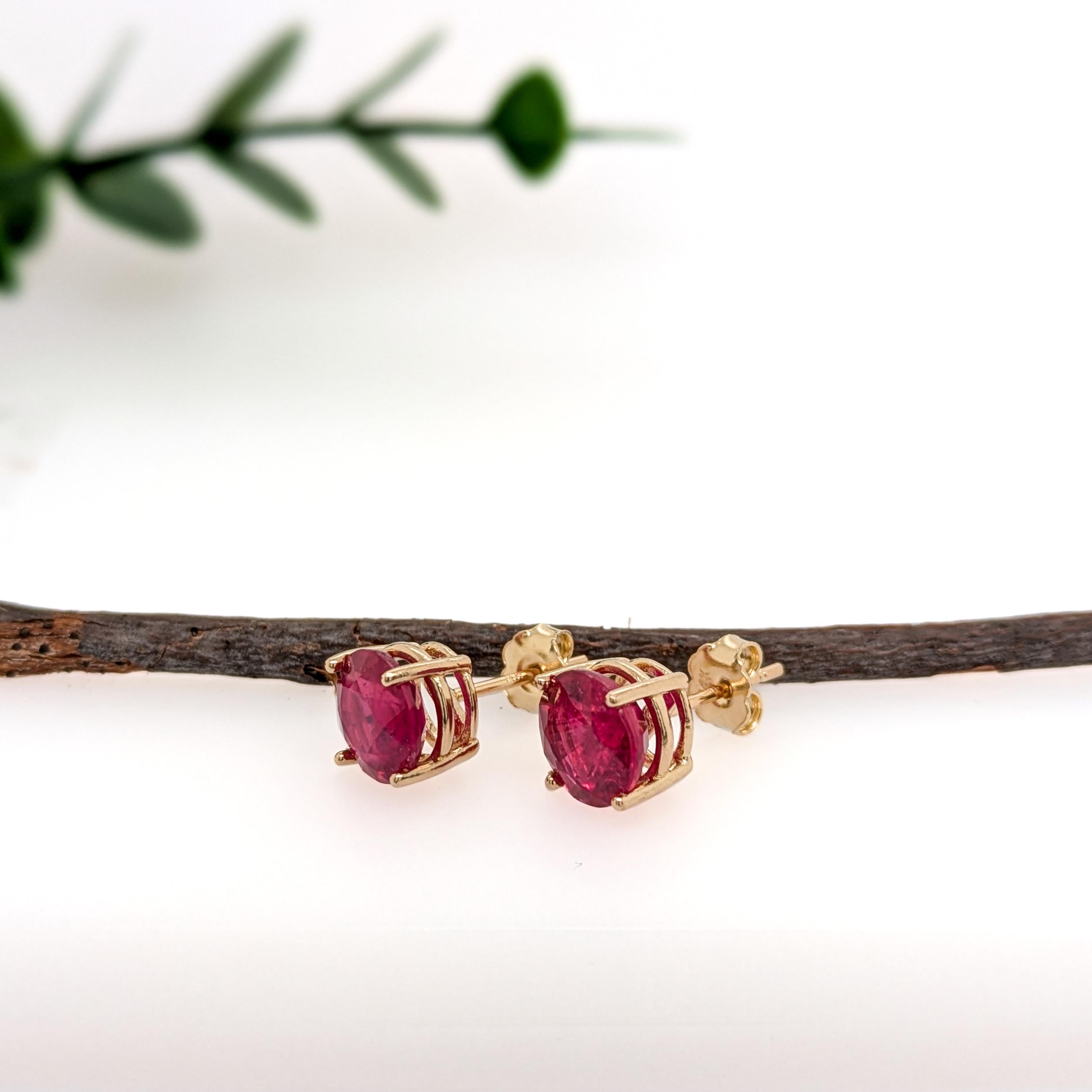 Art déco Clous solitaires ronds en or jaune 14 carats avec rubis naturel de Madagascar de 8 mm en vente