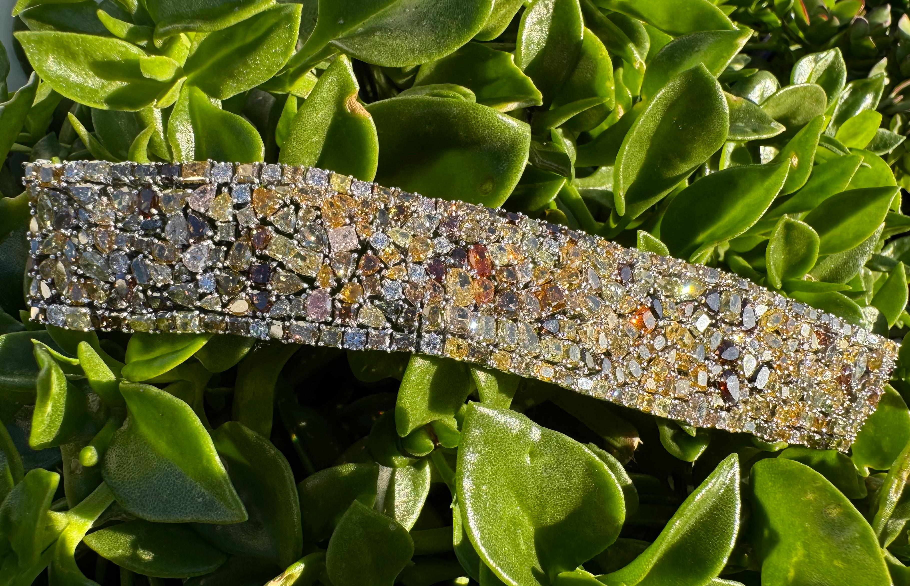 Moderne Bracelet unique fait main avec diamants multicolores 57,33 carats, 18 carats, état neuf en vente