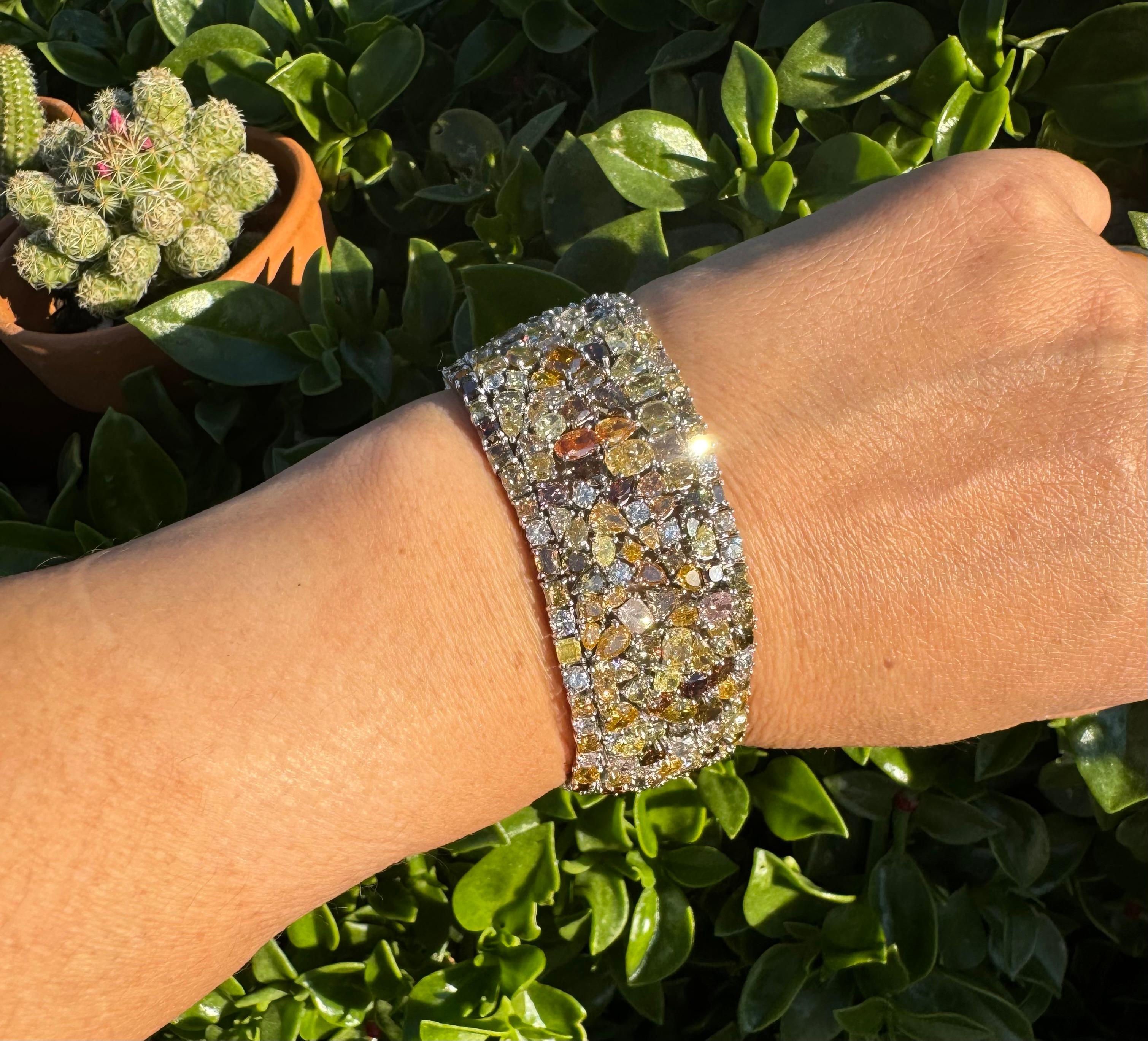 Taille ronde Bracelet unique fait main avec diamants multicolores 57,33 carats, 18 carats, état neuf en vente