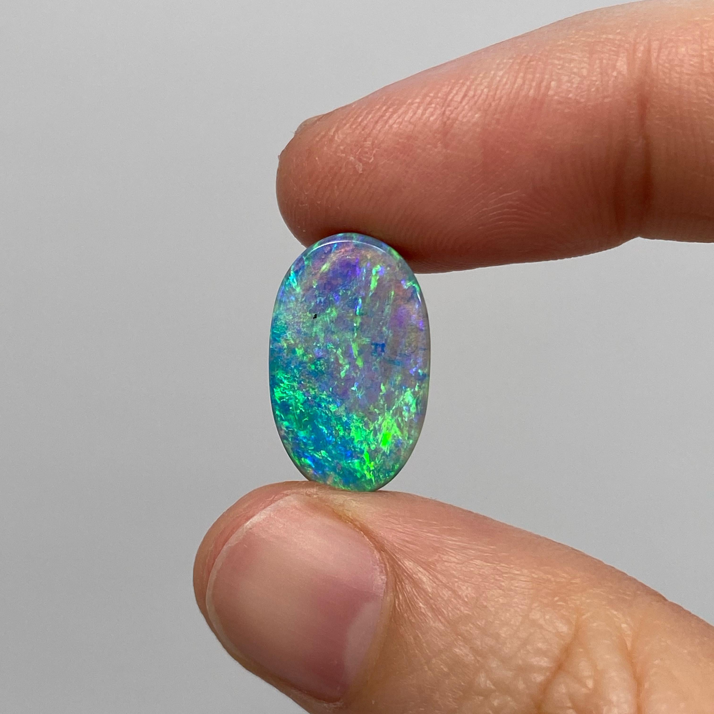 Taille cabochon Opale de roche australienne naturelle vert électrique de 5,75 carats en vente