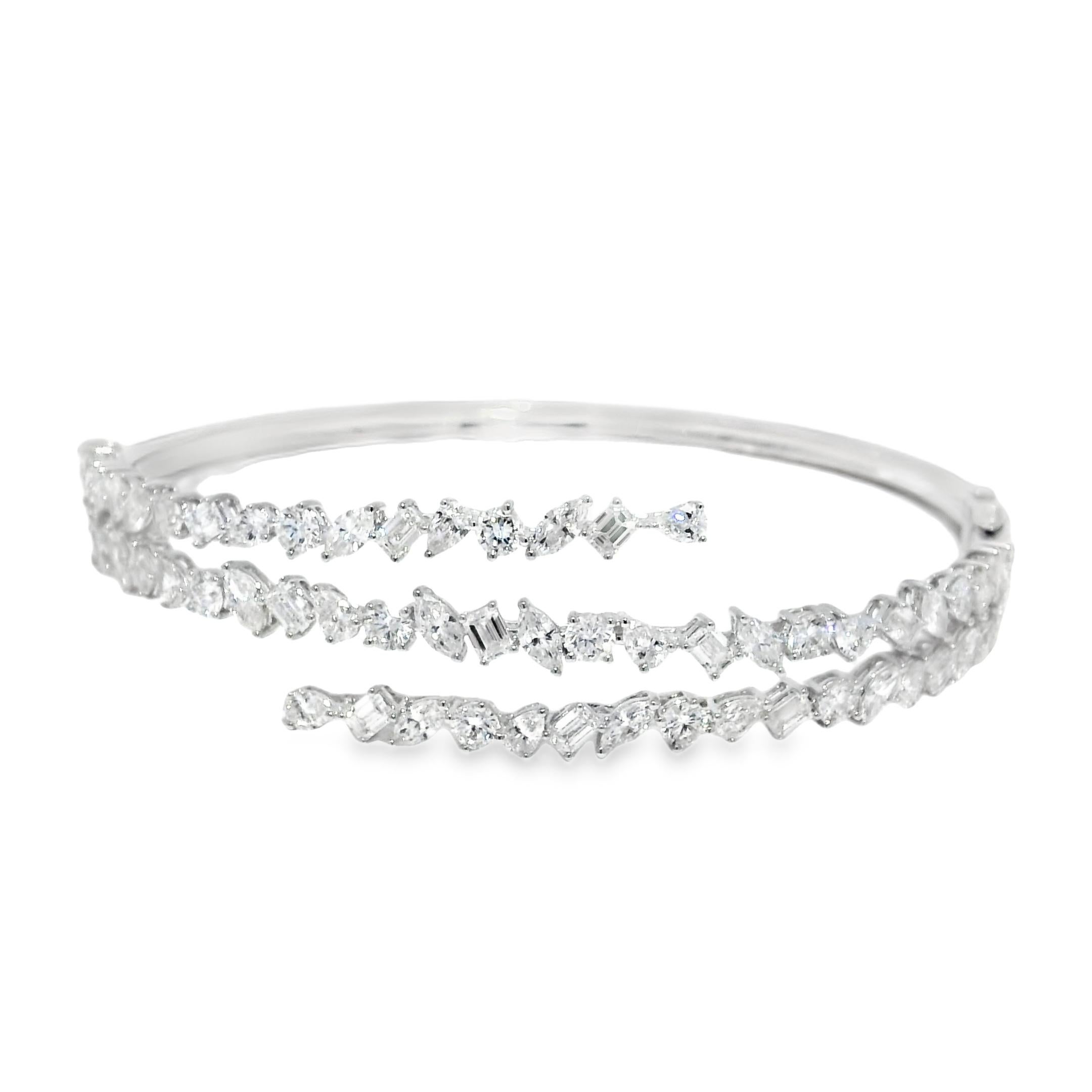 18k Weißgold Natürliche 5,83 Karat Diamant Multi-Shape Crossover-Armband

MATERIAL: 18k Weißgold
Diamant-Details: Etwa 1,49 Karat Diamanten im Marquiseschliff (16 Steine), 1,71 Karat Diamanten im Smaragdschliff (17 Steine), 1,53 Karat Diamanten in