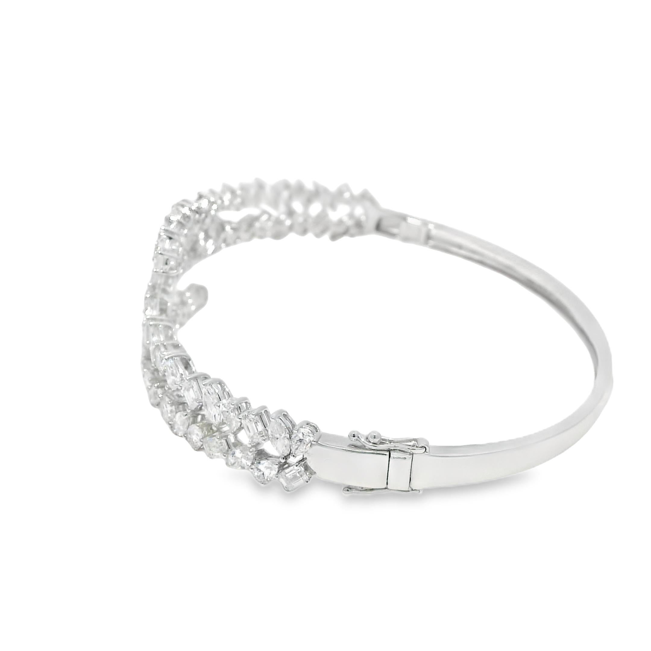 Natürlicher 5,83 Karat Diamant Multi-Shape 18-Karat Crossover Armband Vorrätig (Zeitgenössisch) im Angebot