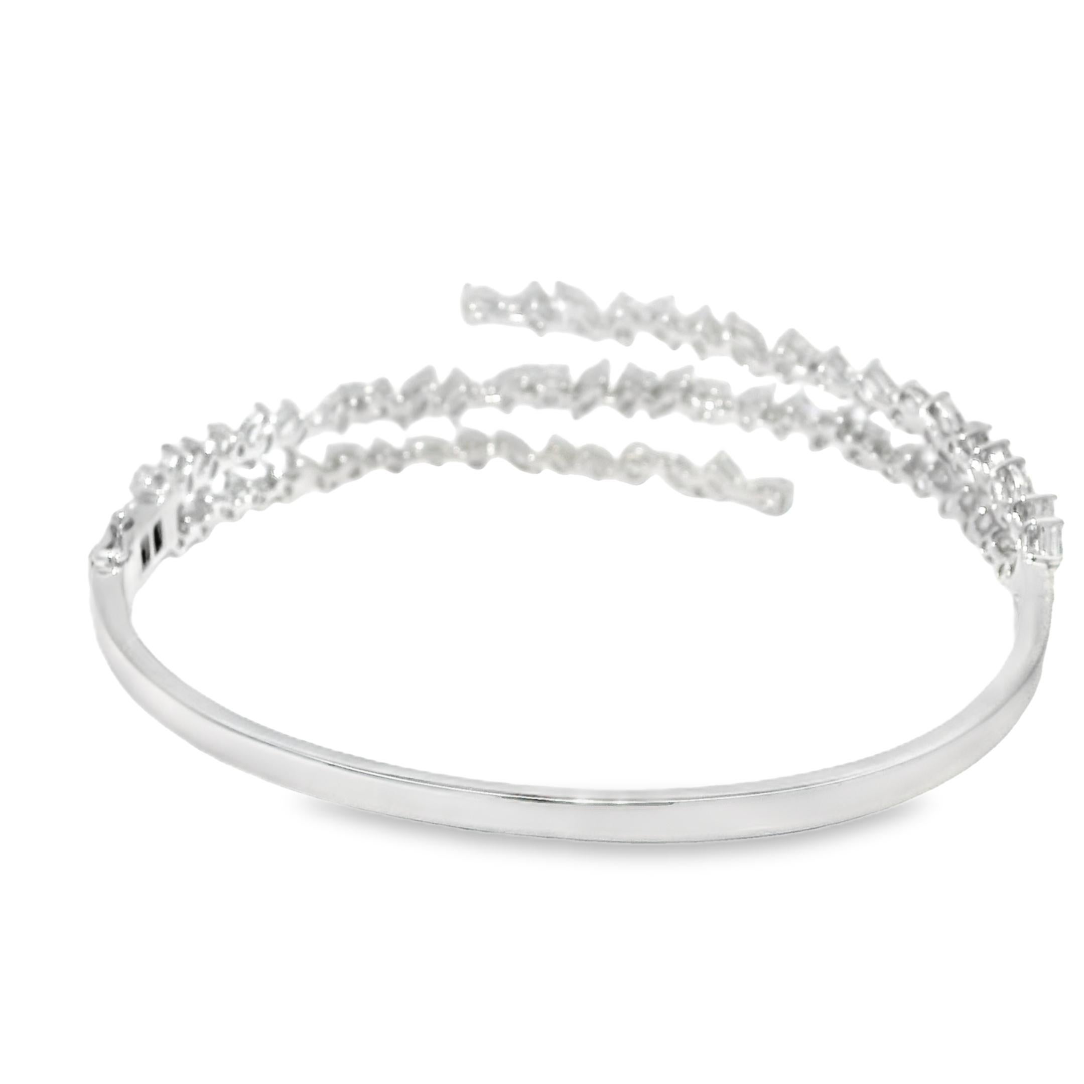 Natürlicher 5,83 Karat Diamant Multi-Shape 18-Karat Crossover Armband Vorrätig (Rundschliff) im Angebot