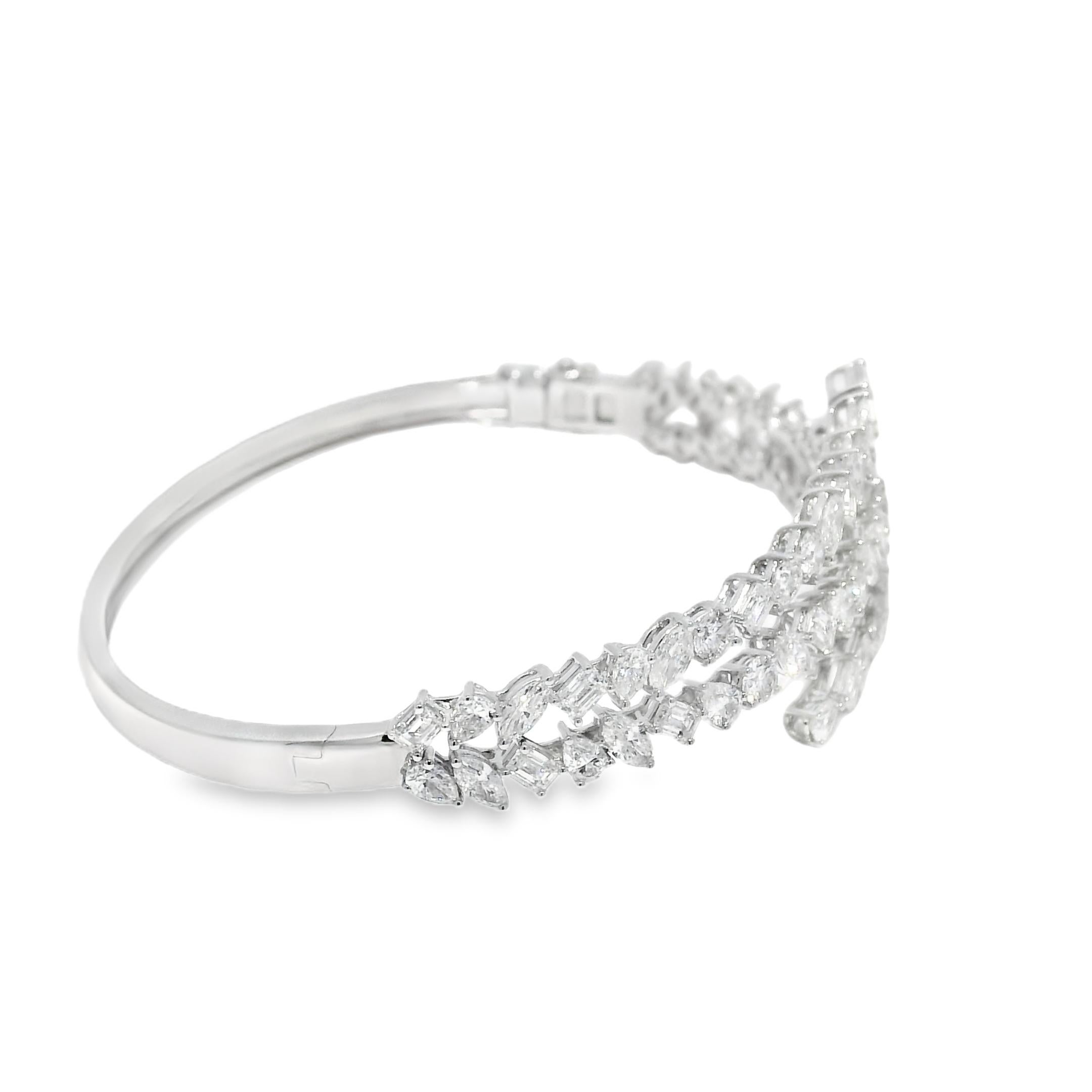 Natürlicher 5,83 Karat Diamant Multi-Shape 18-Karat Crossover Armband Vorrätig im Zustand „Hervorragend“ im Angebot in Boca Raton, FL