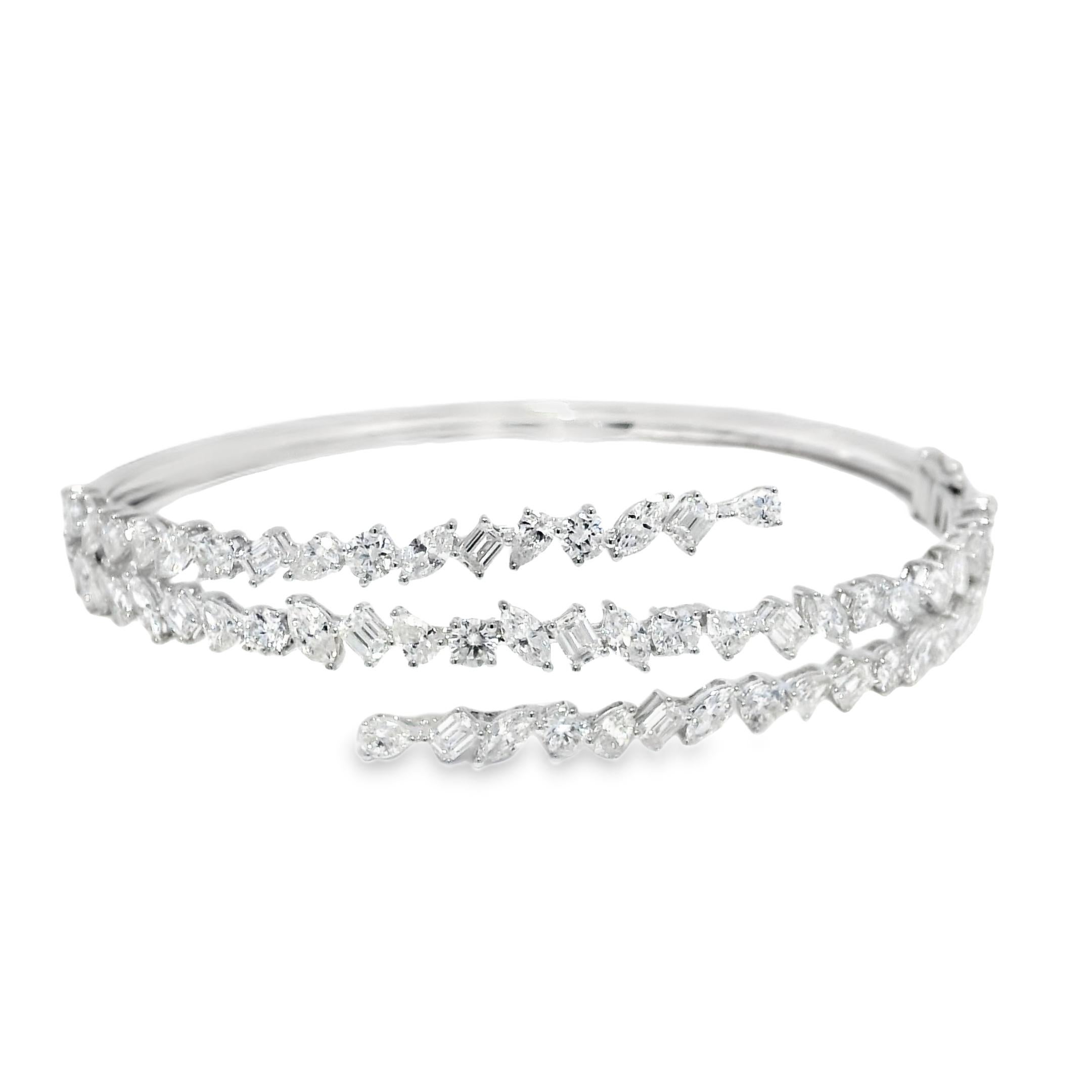 Natürlicher 5,83 Karat Diamant Multi-Shape 18-Karat Crossover Armband Vorrätig im Angebot 1