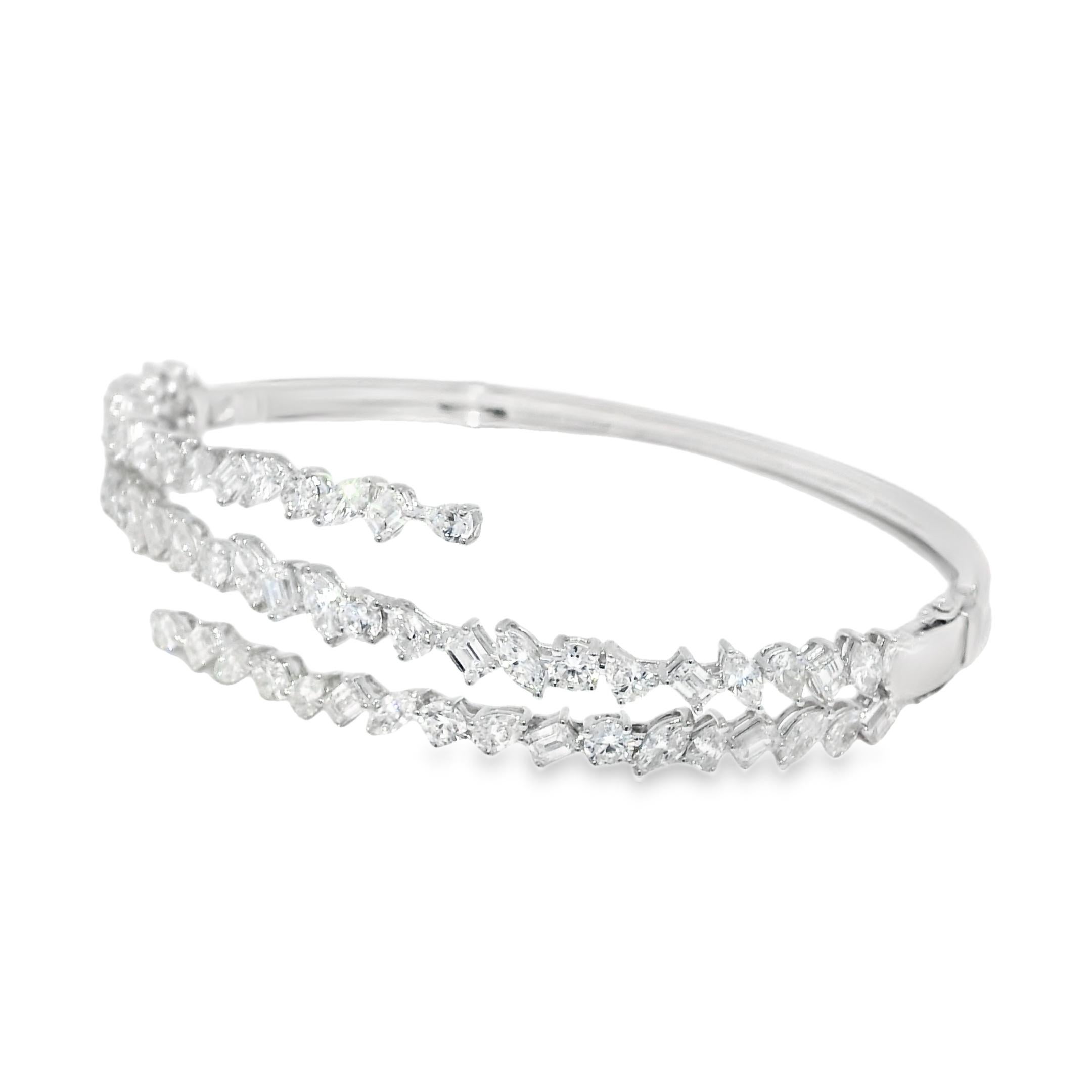 Natürlicher 5,83 Karat Diamant Multi-Shape 18-Karat Crossover Armband Vorrätig im Angebot 2
