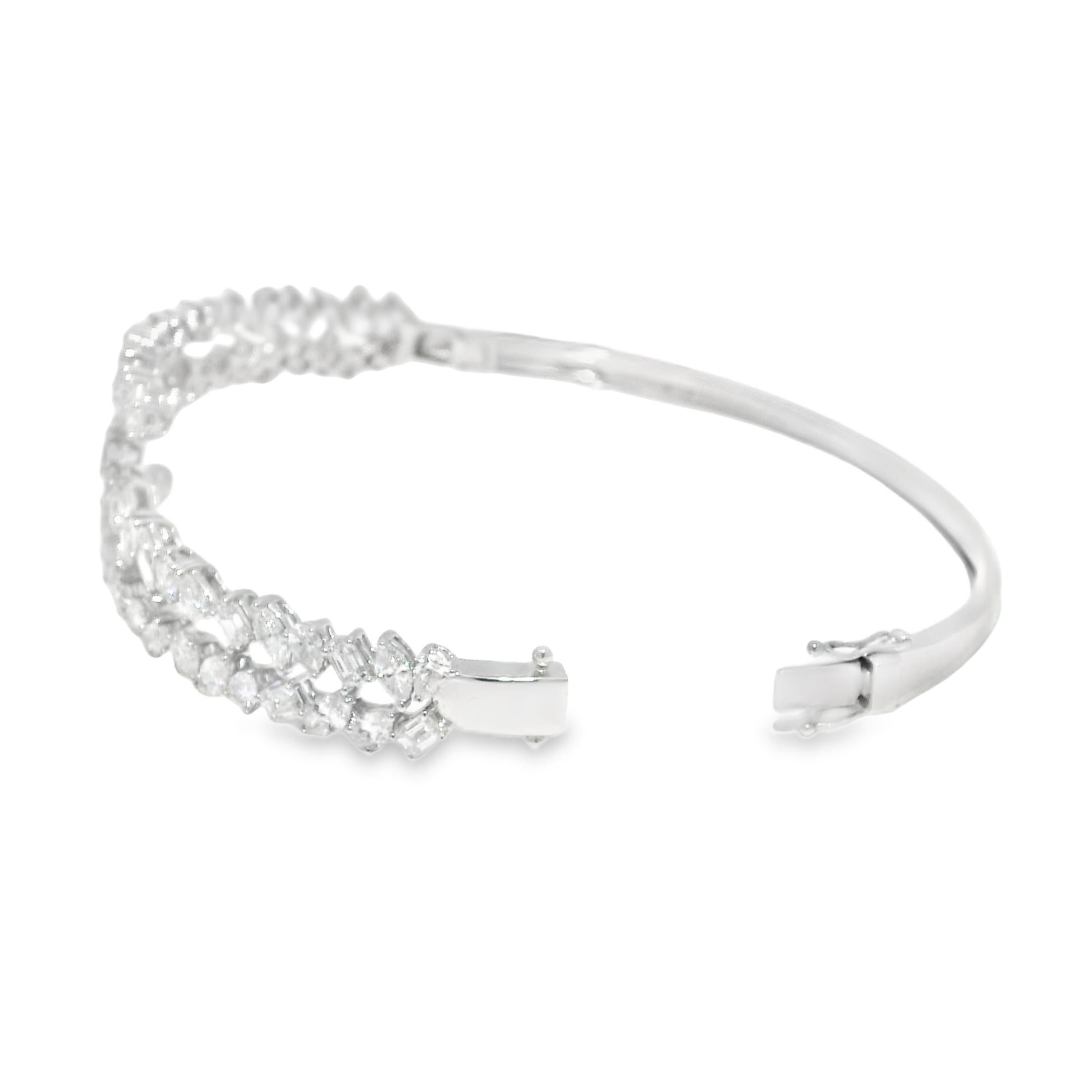 Natürlicher 5,83 Karat Diamant Multi-Shape 18-Karat Crossover Armband Vorrätig im Angebot 3
