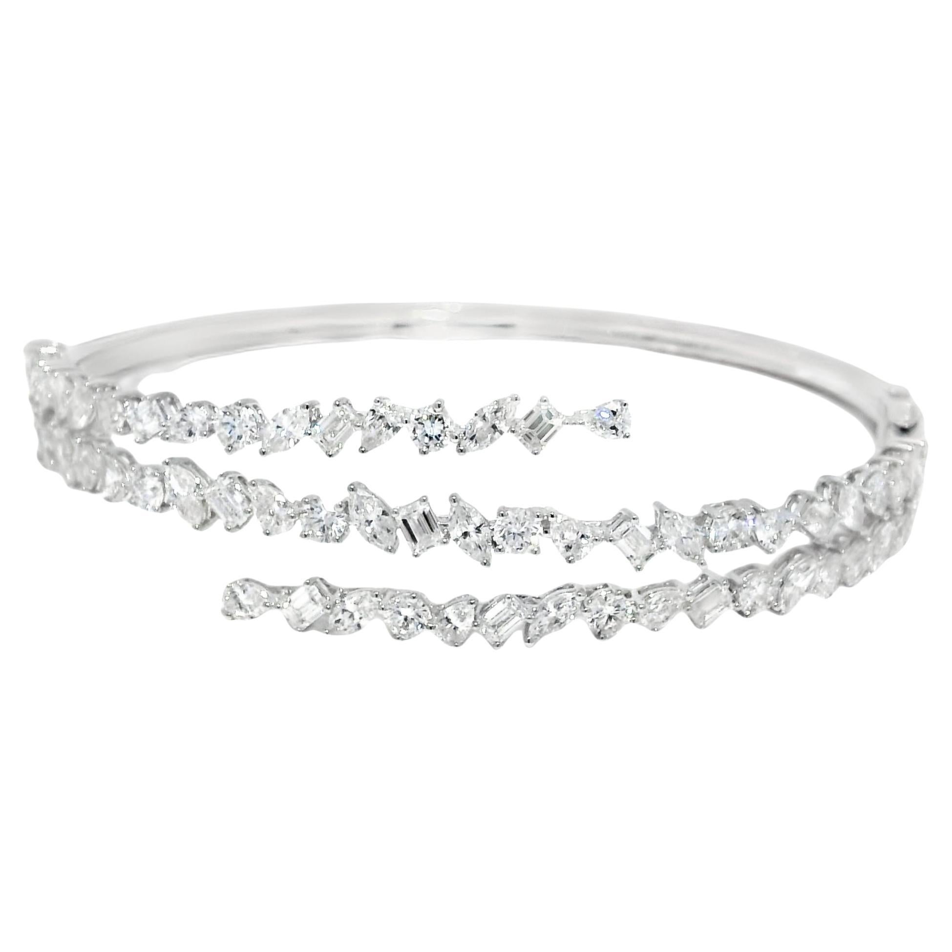 Bracciale incrociato con diamanti naturali da 5,83 carati a forma multipla da 18 carati In magazzino