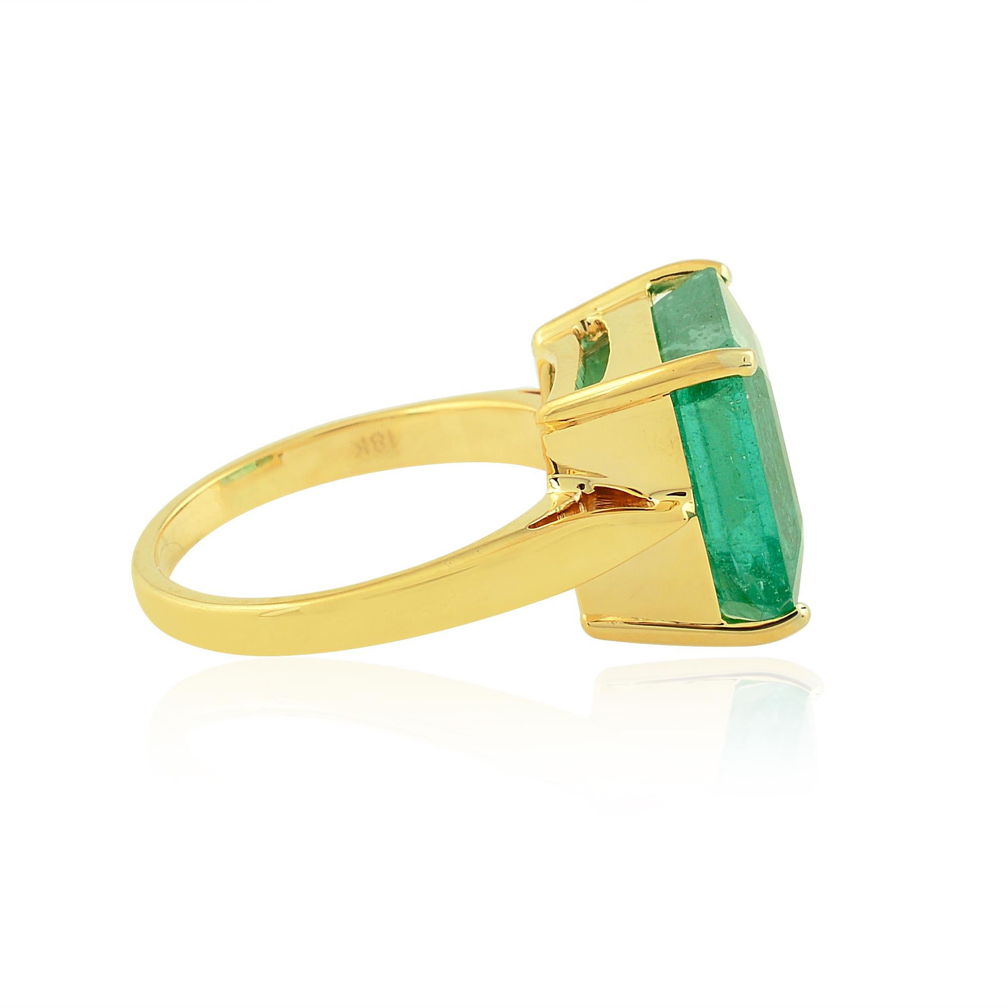 Modern Natural 5.84 Carat Solitaire Zambian Emerald Gemstone Ring 18 Karat Yellow Gold For Sale