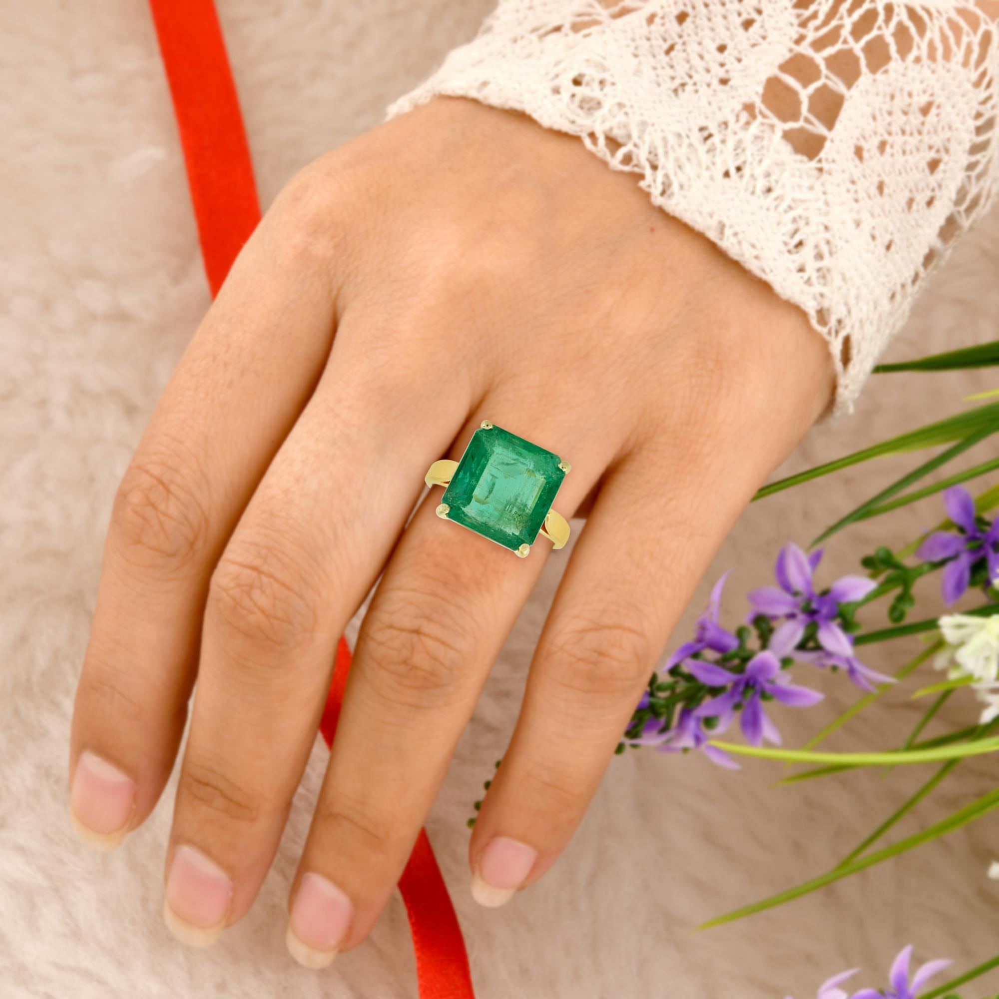 Women's Natural 5.84 Carat Solitaire Zambian Emerald Gemstone Ring 18 Karat Yellow Gold For Sale