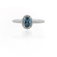 Anello classico con topazio blu naturale da 5,84 carati e diamante aureolato in oro bianco 14 carati