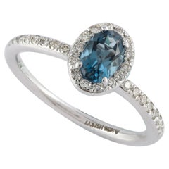 Anello classico con topazio blu naturale da 5,84 carati e diamante aureolato in oro bianco 14 carati