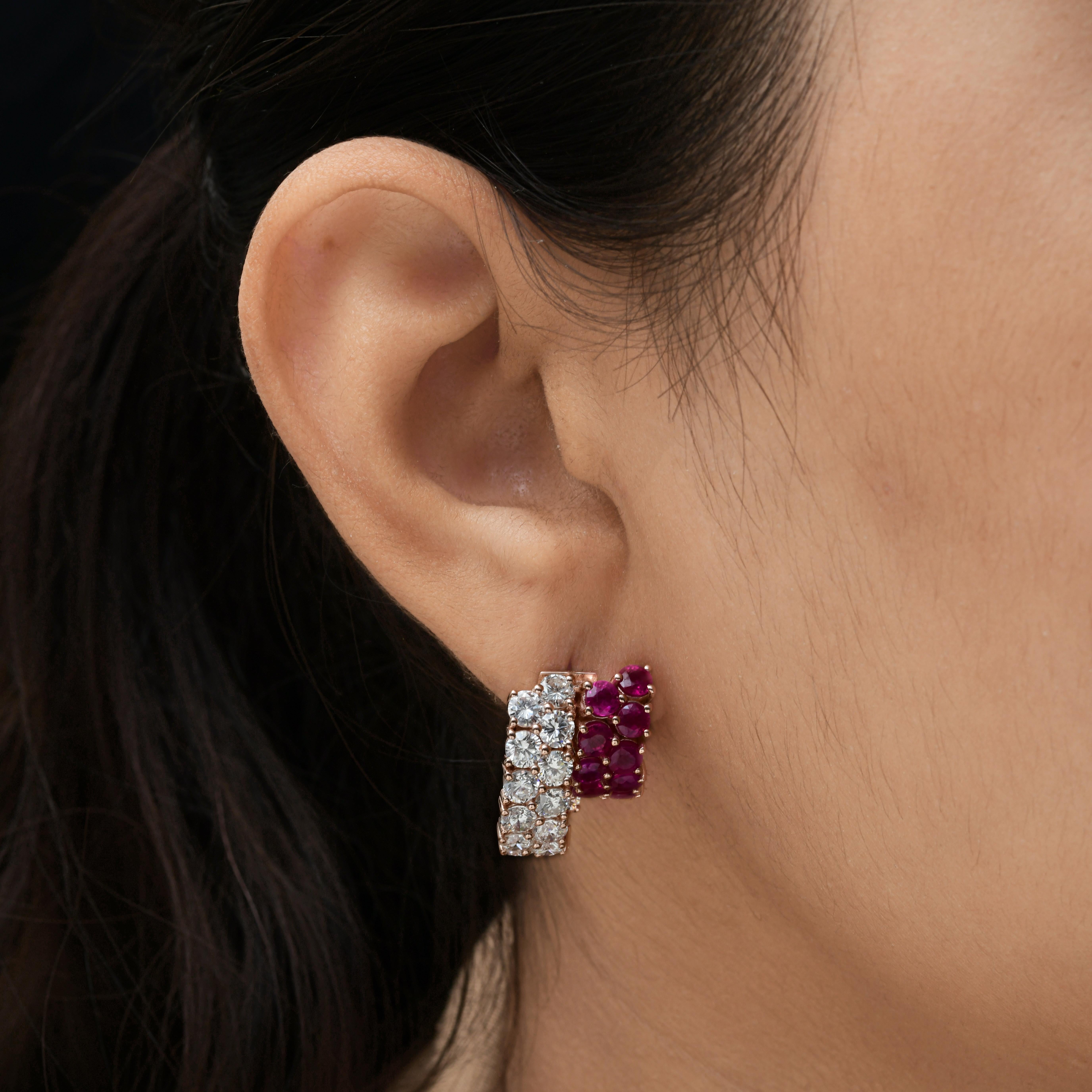 Nature 5.86Ct Diamond 4.81Ct Ruby Huggie Hoop Earrings 14 Karat Rose Gold 
Deux rangées parfaitement alignées de rubis et de diamants rayonnants. Un côté brille avec des diamants ronds brillants, tandis que l'autre brille avec la richesse des