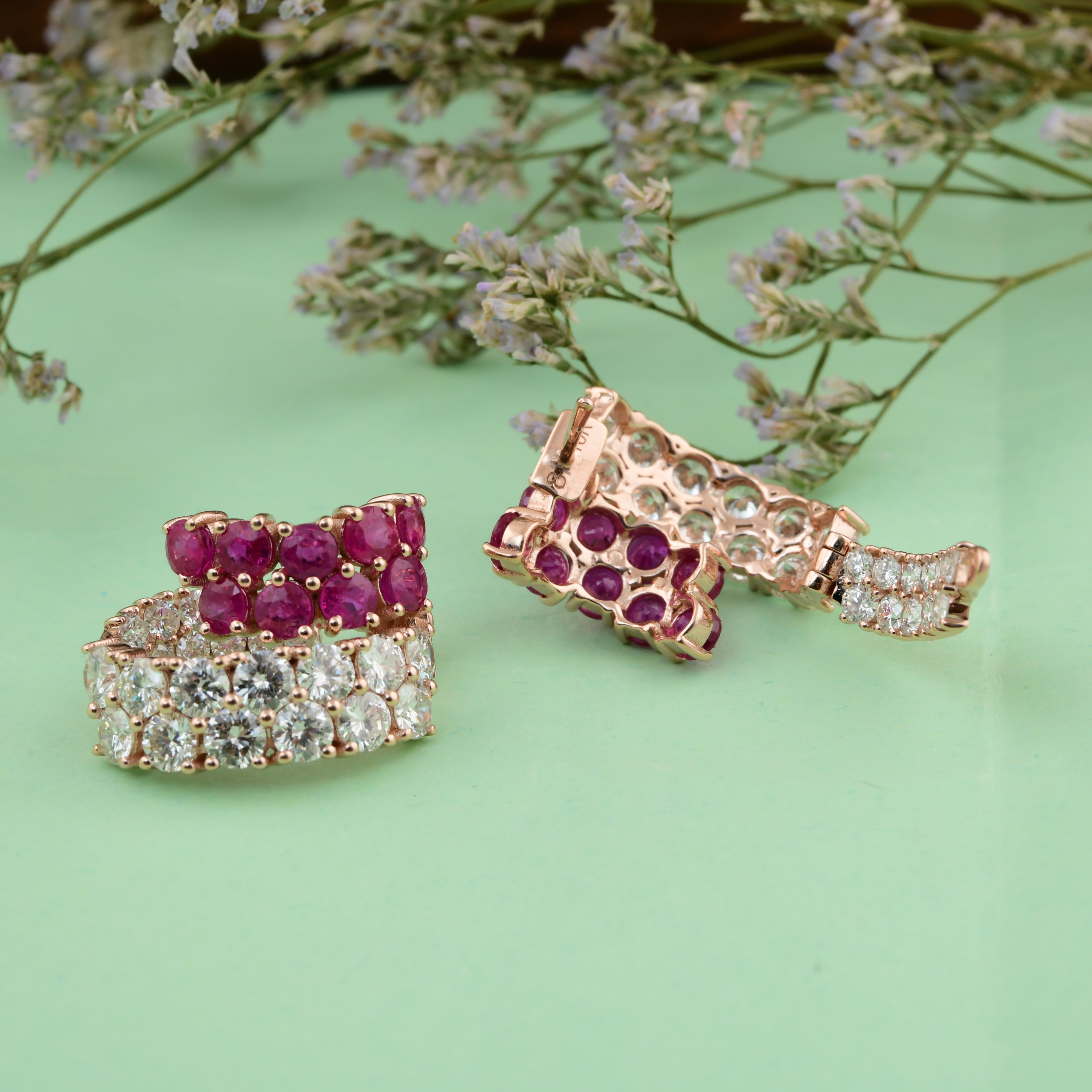 Taille ronde Nature 5.86Ct Diamond 4.81Ct Ruby Huggie Hoop Earrings 14 Karat Rose Gold en vente