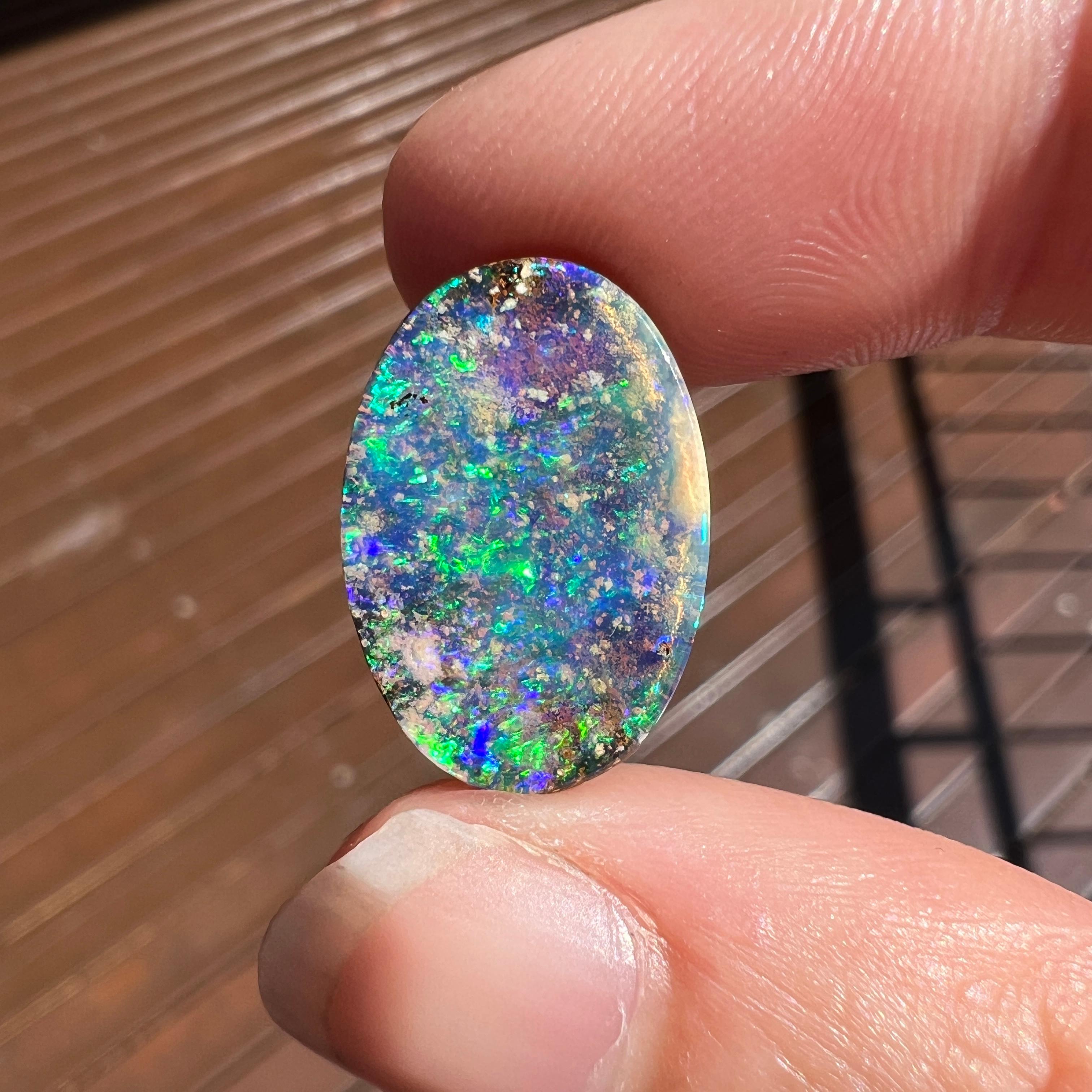 Natürlicher australischer Boulder-Opal von 5,89 Karat, abgebaut von Sue Cooper im Angebot 2