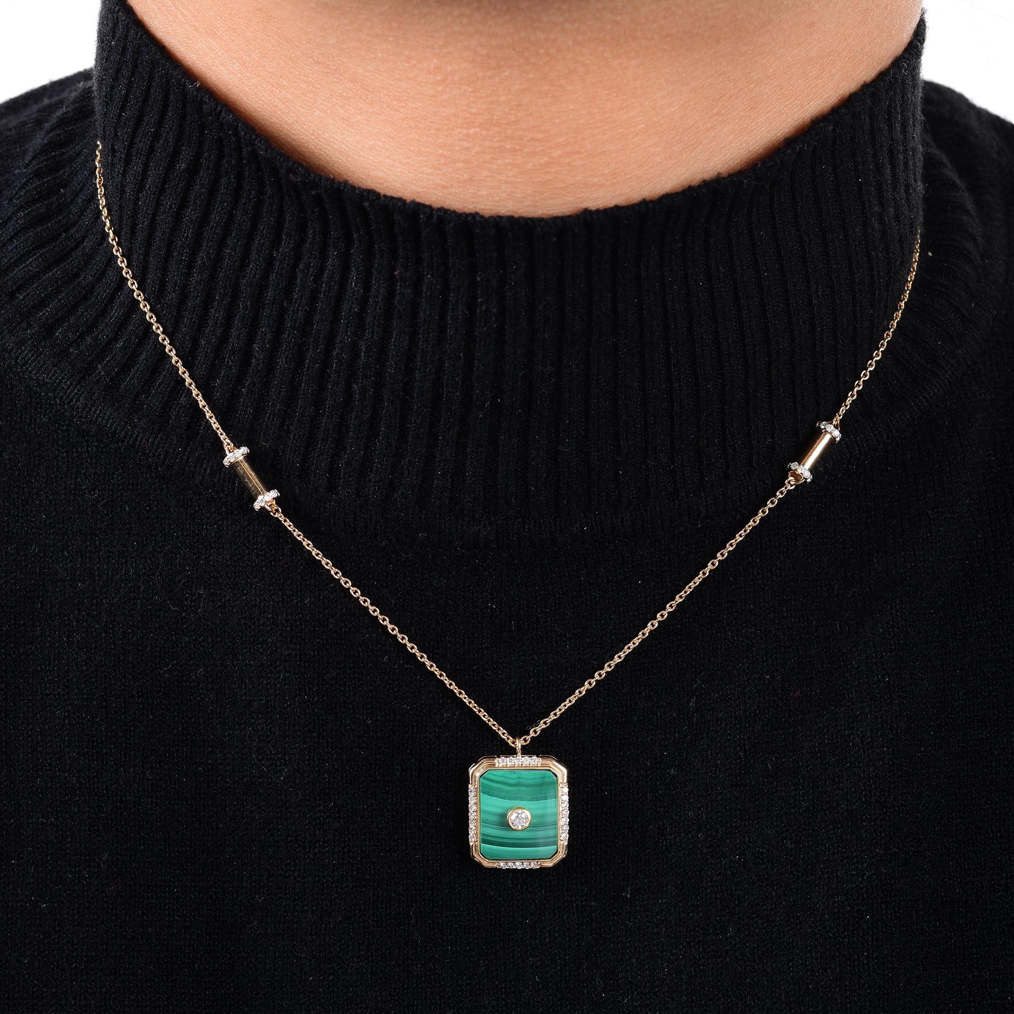 Taille ronde Collier en or blanc 18 carats avec pendentif en malachite naturelle de 5,9 carats et 0,44 ct de diamant en vente