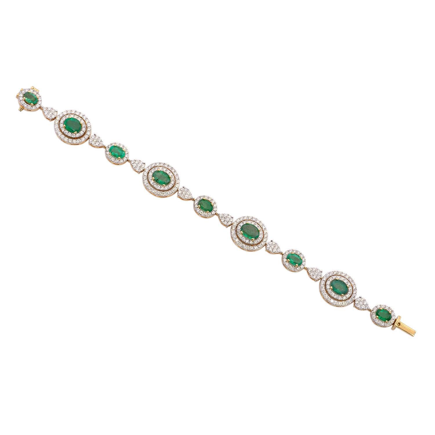 Le bracelet est une pièce luxueuse, présentant une série d'émeraudes d'un vert éclatant, chacune méticuleusement taillée en forme d'ovale. D'un poids total de 5,92 carats, ces émeraudes sont la pièce maîtresse du design, dégageant une teinte riche
