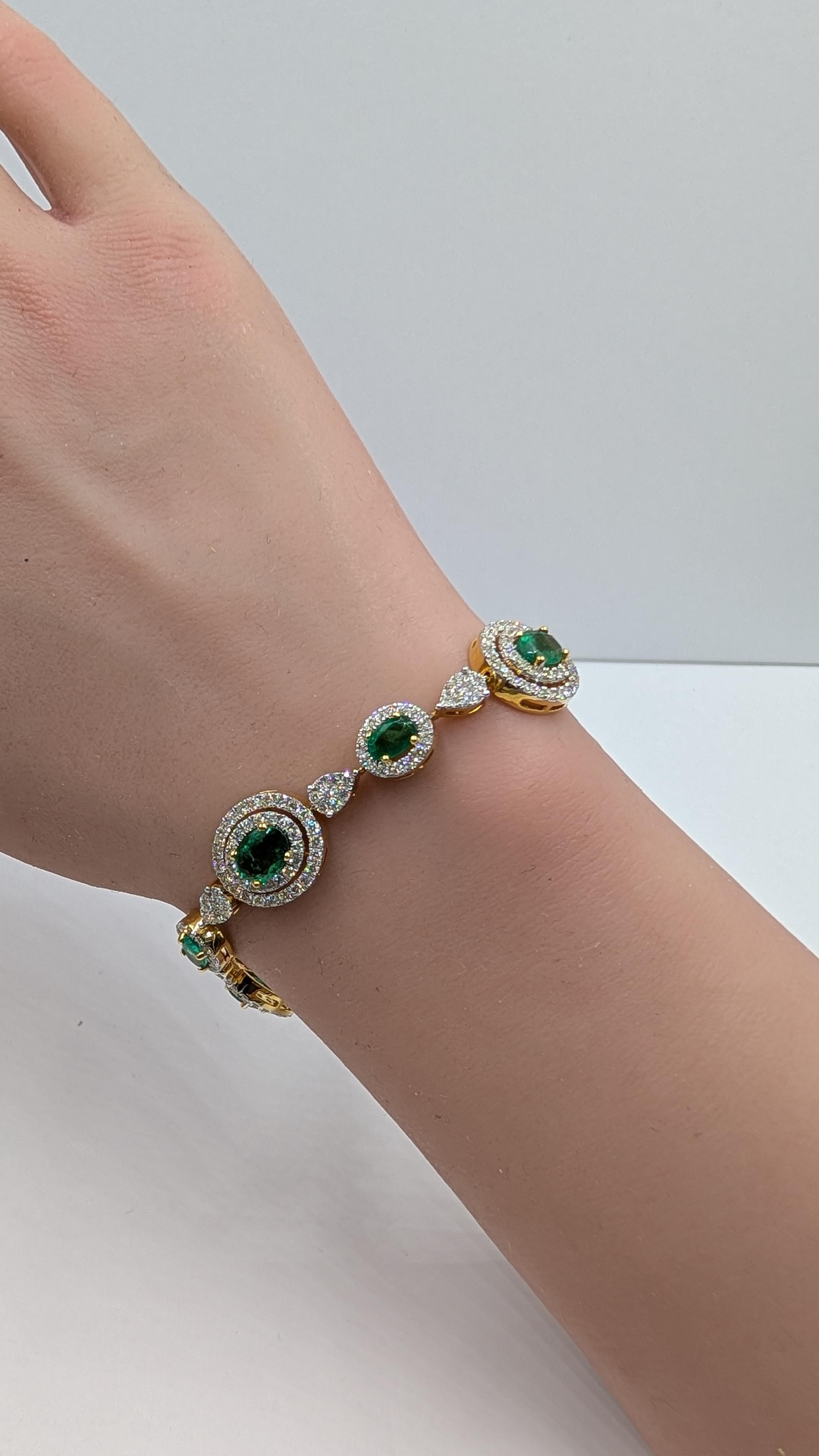 Bracelet en or 18K avec émeraude naturelle de 5,92 et diamant de 2,09 carats en vente 1
