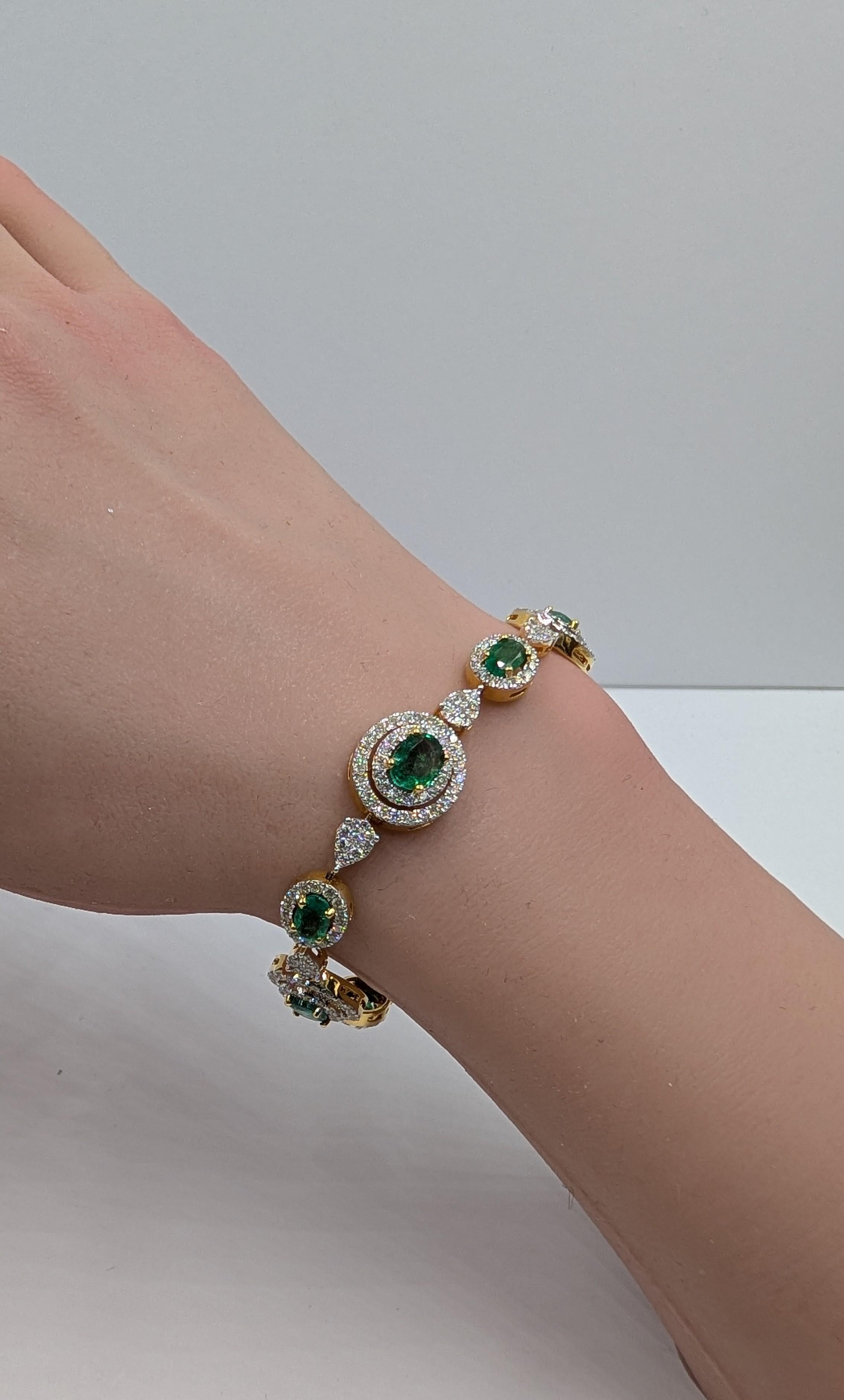 Bracelet en or 18K avec émeraude naturelle de 5,92 et diamant de 2,09 carats en vente 2