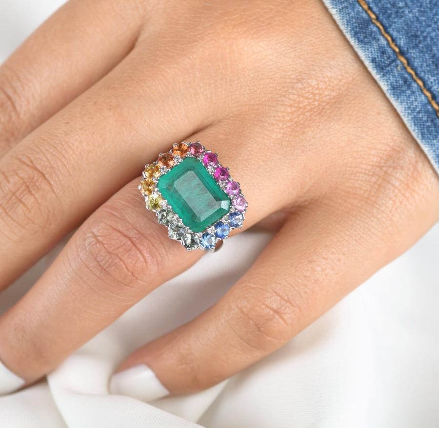 Natural 5.96 cts Zambian emerald & 1.46 cts rainbow sapphire ring in 18k gold In New Condition For Sale In New York, NY