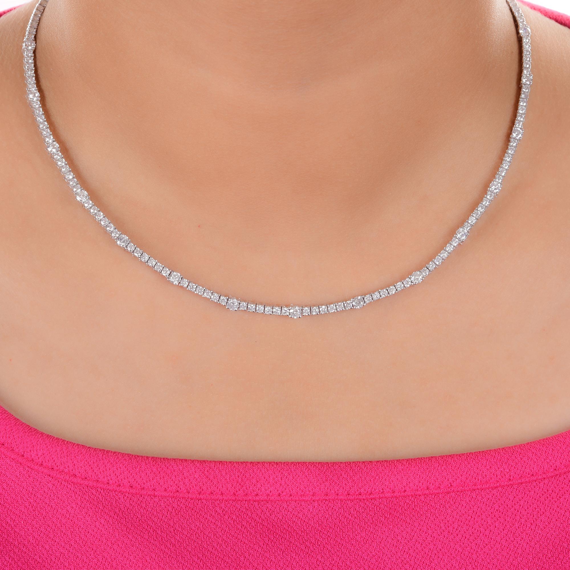 Ce collier à chaîne de tennis en or blanc 14 carats et diamants ronds de 5,97 carats naturels présente de petits diamants ronds et de gros diamants ronds, sertis dans une séquence de six petits diamants et d'un gros diamant se répétant dans une