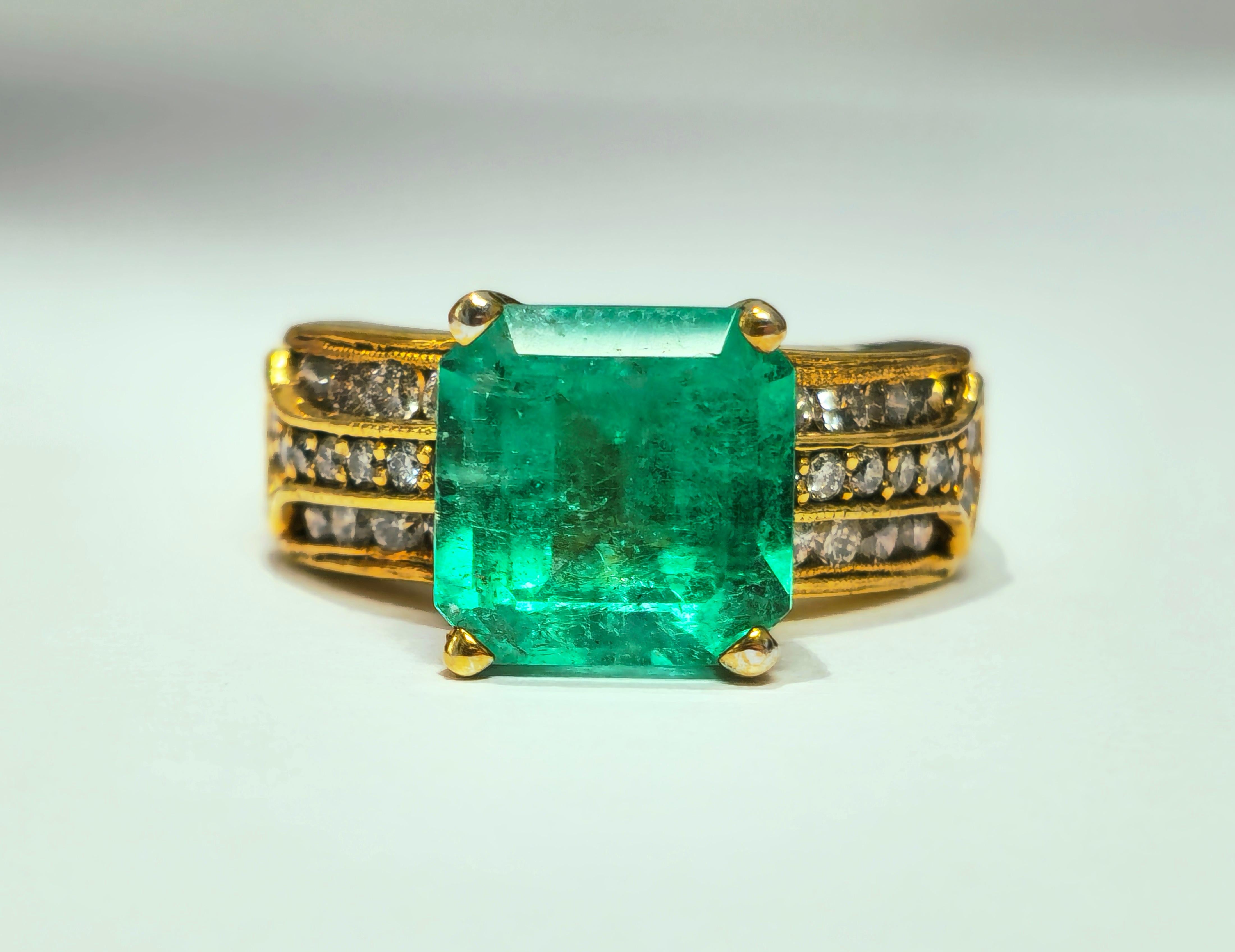 Contemporary Natural 6.00 Carat Colombian Emerald and Diamond Ring For Sale