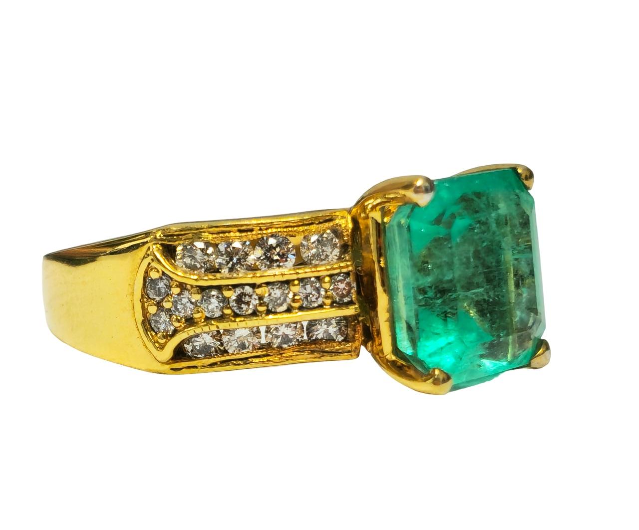 Ring mit natürlichem kolumbianischem 6,00 Karat Smaragd und Diamant (Smaragdschliff) im Angebot