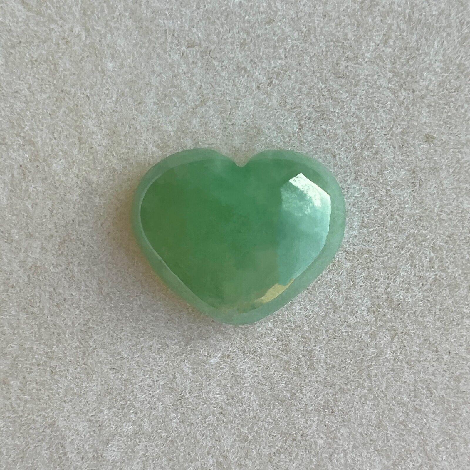 Nature 6.03ct IGI Certified Green Jade 'A' Grade Heart Cabochon Loose Gem

Pierre précieuse en jadéite verte non traitée de grade A, certifiée par l'IGI.
6,03 carats avec une excellente coupe cabochon en forme de cœur et une couleur verte brillante.