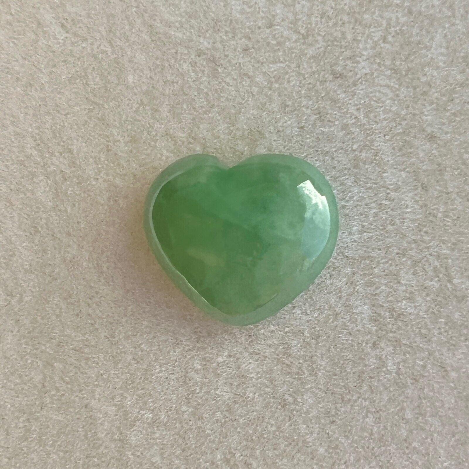 Nature 6.03ct IGI Certified Green Jade 'A' Grade Heart Cabochon Loose Gem en vente 1
