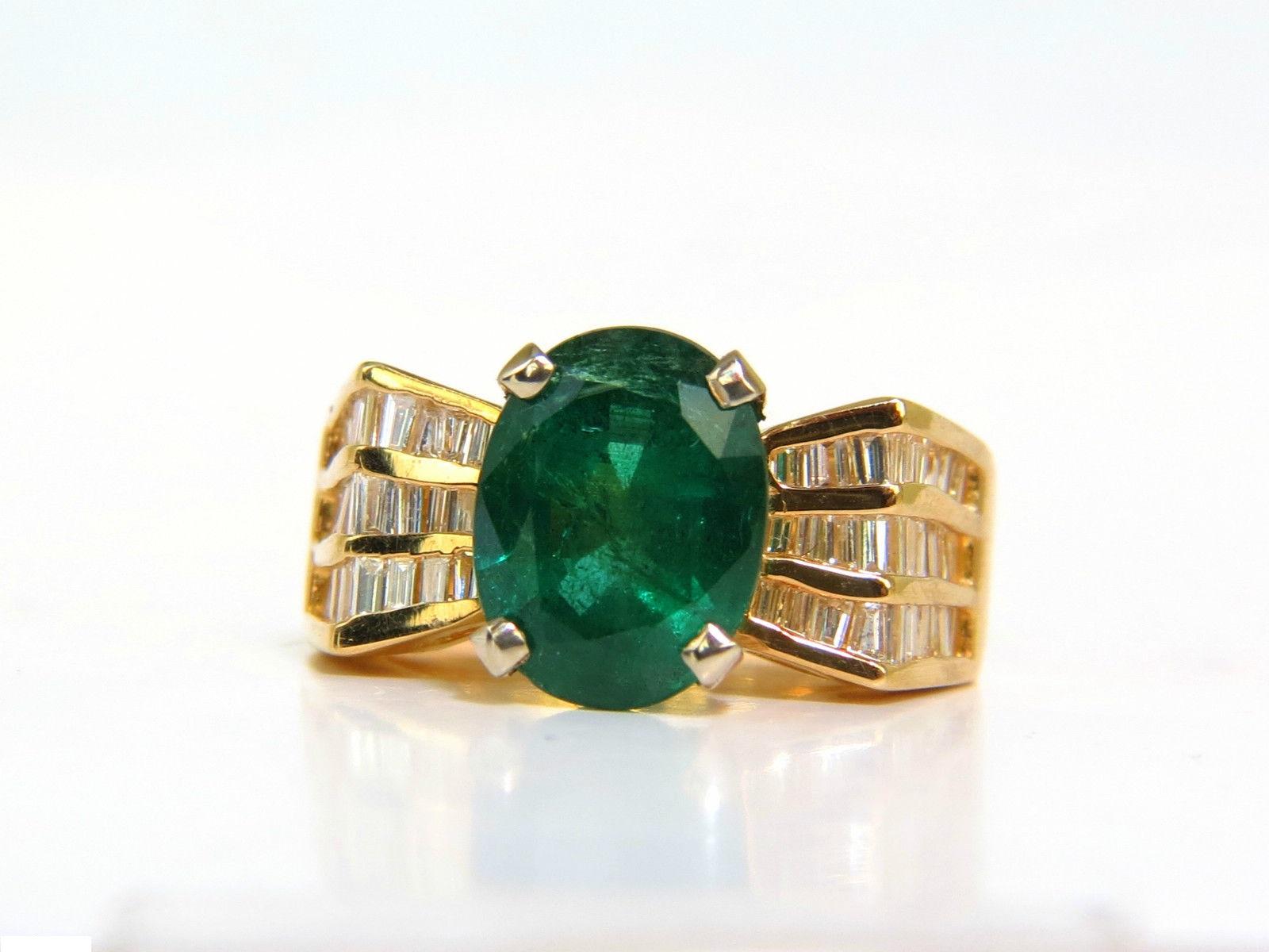 Mod Deco 3 reihiger Baguette Ring mit:

4.10. ovaler NATURALer Smaragd

Moderat Saubere Klarheit & transparent

Größe des Smaragds: 11,4 x 8,8 mm

Voller Ovalschnitt

Video Auf Anfrage

&

2.00ct. Diamanten Ring.

H-Farbe, Si-1 Klarheit

Ring Maße: 
