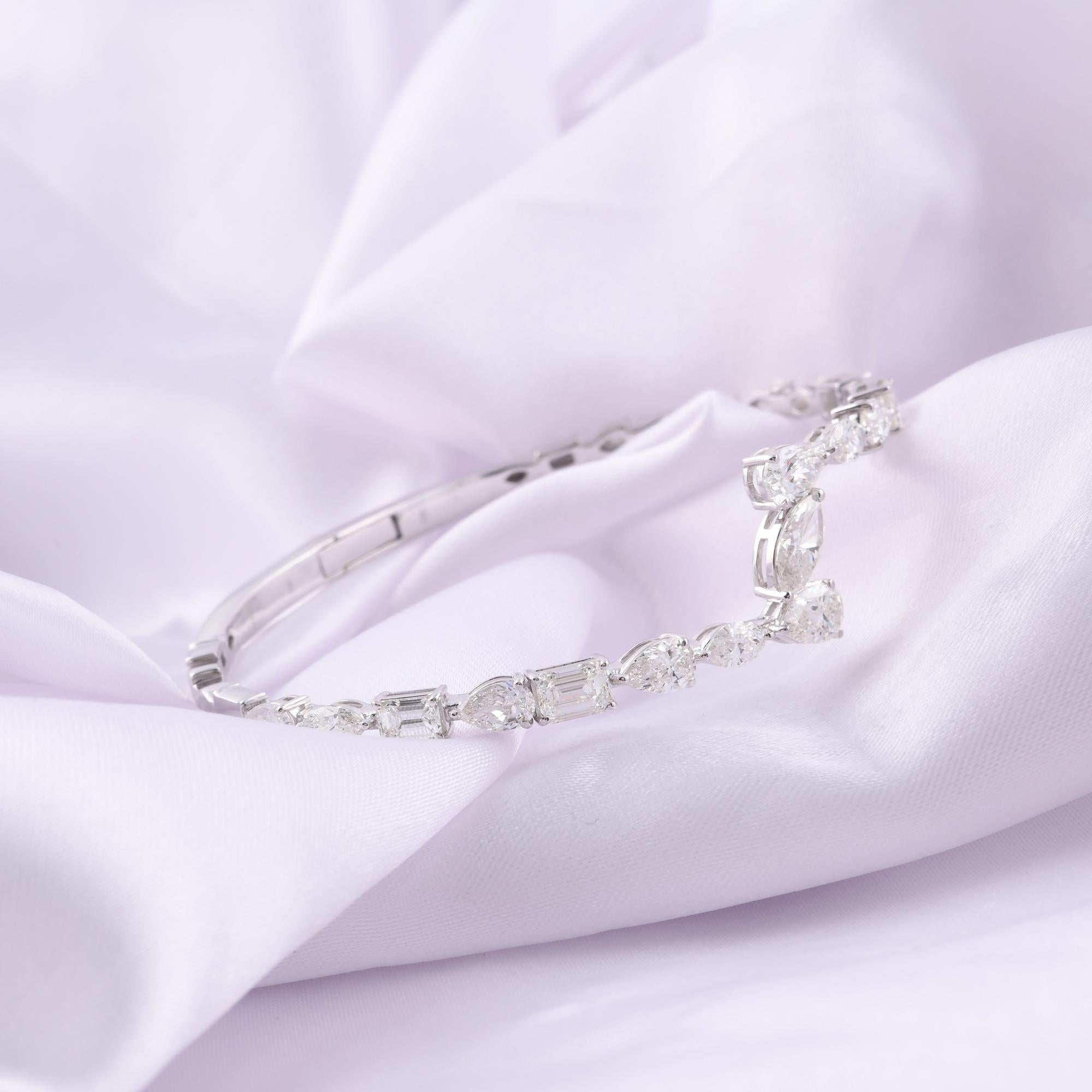 Dies bezieht sich auf das Gesamtgewicht der in den Armreif eingesetzten Diamanten. Mit anderen Worten, alle Diamanten zusammen (nicht unbedingt ein einzelner Mittelstein) wiegen zusammen ca. 6,12 Karat. Das ist eine beachtliche Summe - genug, um dem