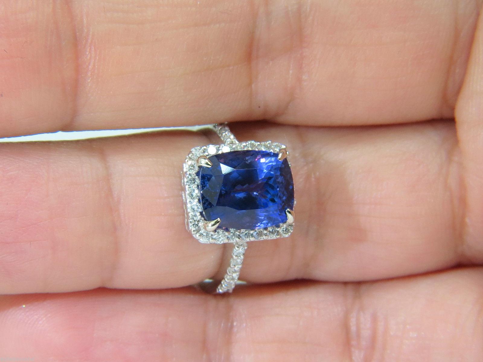 5.23ct. Tanzanite naturale taglio cuscino

Eccellente nitidezza

blu violaceo vivo

Taglio eccellente, scintille brillanti da tutte le angolazioni

10,6 mm X 8,6 mm



1,00ct di diamanti rotondi laterali

Vs-2 Chiarezza, colore G

oro bianco