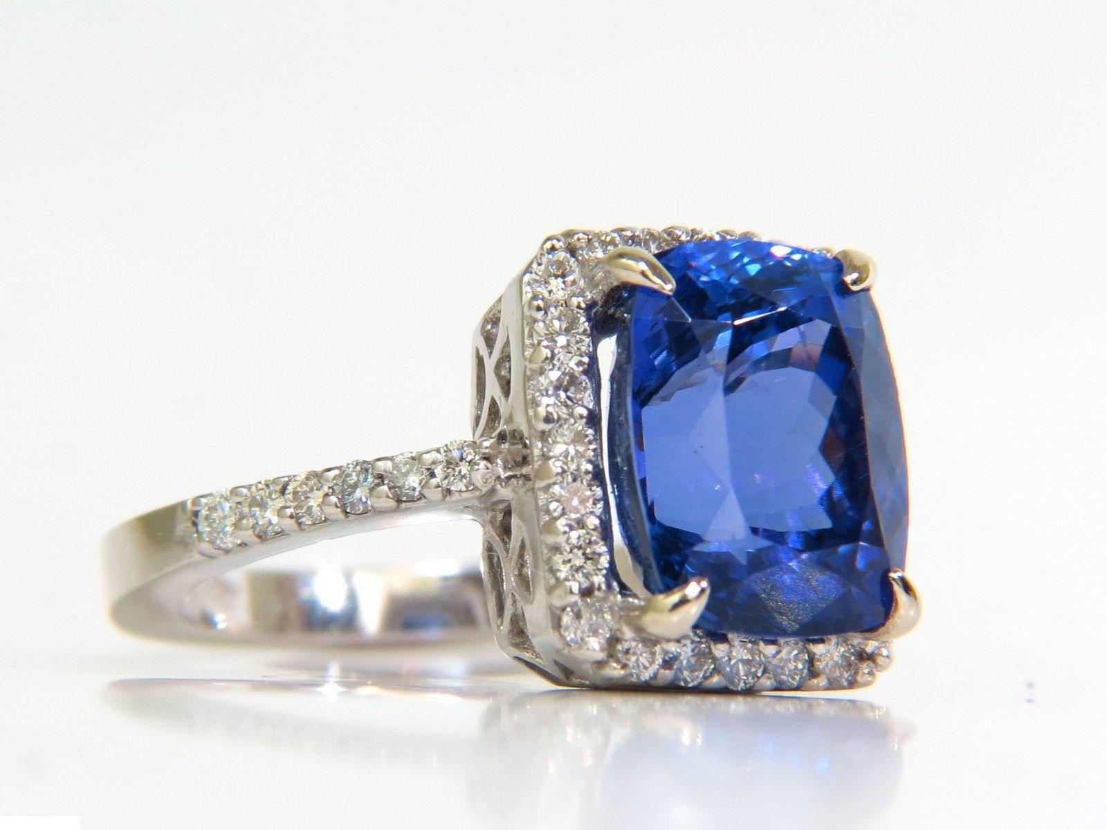 Anello con diamante aureolato di tanzanite naturale da 6,23 carati A+ taglio a cuscino e lucentezza VS In condizioni Nuovo in vendita a New York, NY