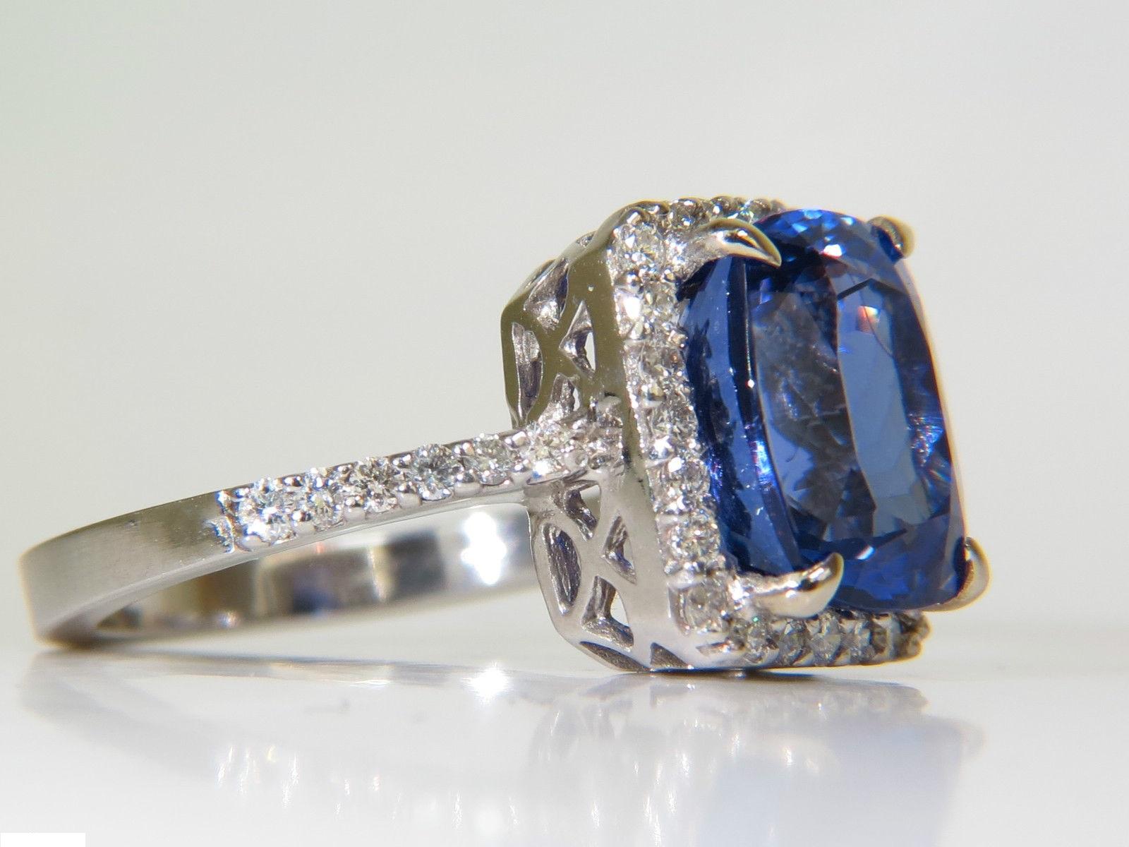 da uomo o donna Anello con diamante aureolato di tanzanite naturale da 6,23 carati A+ taglio a cuscino e lucentezza VS in vendita