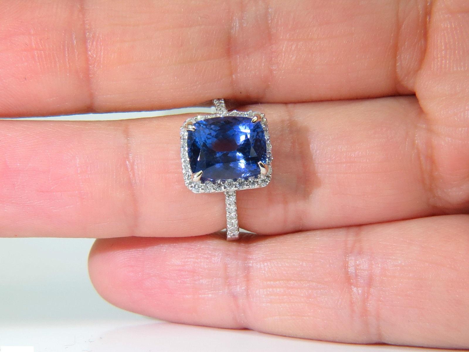 Anello con diamante aureolato di tanzanite naturale da 6,23 carati A+ taglio a cuscino e lucentezza VS in vendita 2