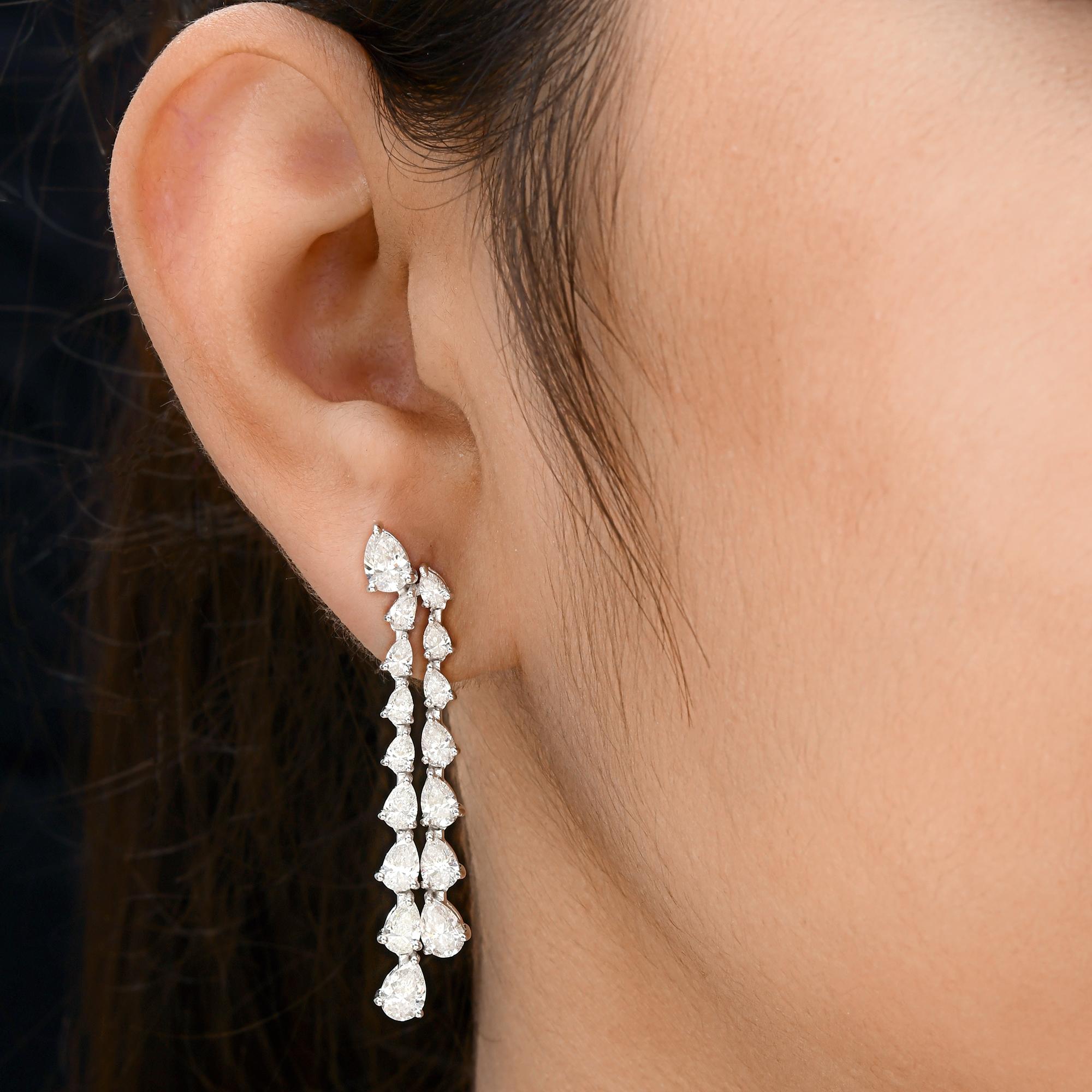 Natürliche 6,28 Karat Diamant lange Ohrringe 14k Weißgold Alle Tarife bezahlt
Diese Ohrringe sind meisterhaft gefertigt und mit Diamanten im Birnenschliff besetzt, die in einer doppelten Reihe nach unten baumeln und so die Ohrringe baumeln lassen.