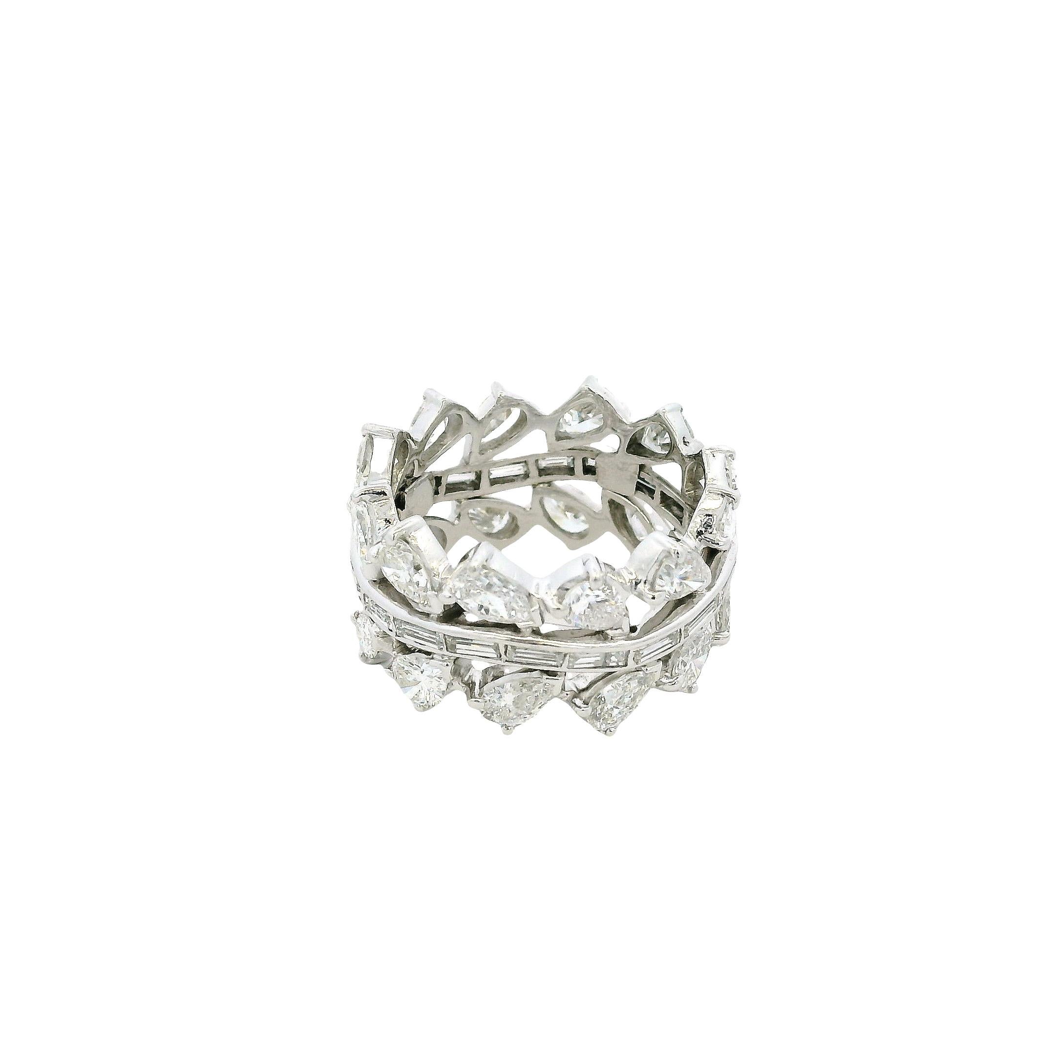 Anello di eternità in platino con diamanti taglio pera e baguette da 6,28 carati

Stile: Anello a forma di pietra multipla da donna per l'eternità
Materiale: Platino
Dettagli sui diamanti: Circa 6,28 carati di diamanti a forma di baguette e pera. I