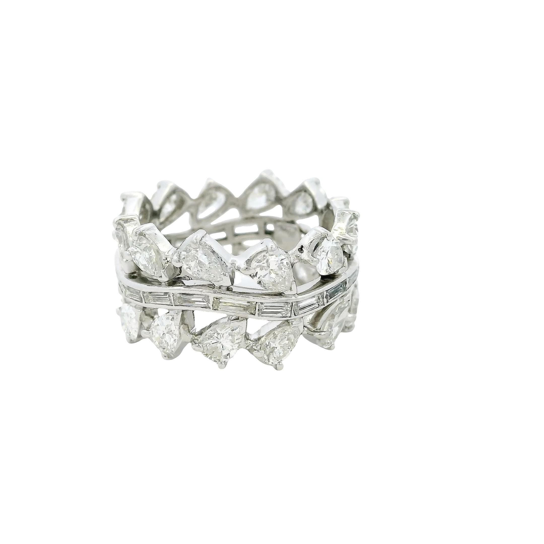 Artigiano Anello di eternità in platino con diamante taglio pera e baguette da 6,28 carati in stock in vendita