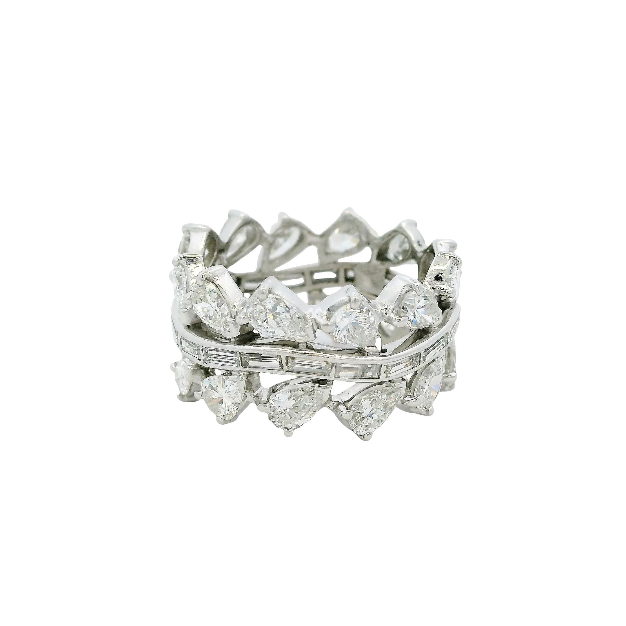 Taglio a goccia Anello di eternità in platino con diamante taglio pera e baguette da 6,28 carati in stock in vendita
