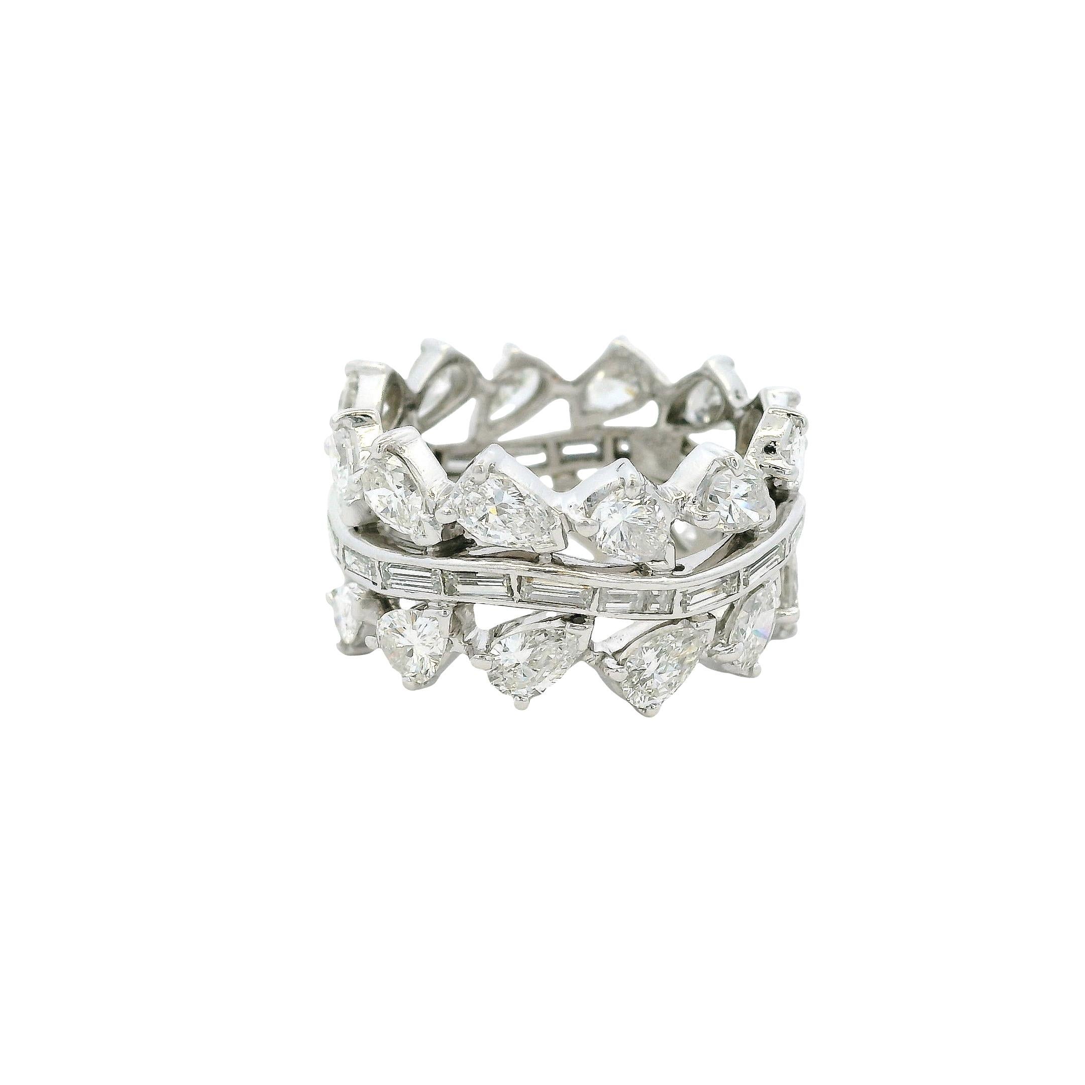 Anello di eternità in platino con diamante taglio pera e baguette da 6,28 carati in stock in vendita 1