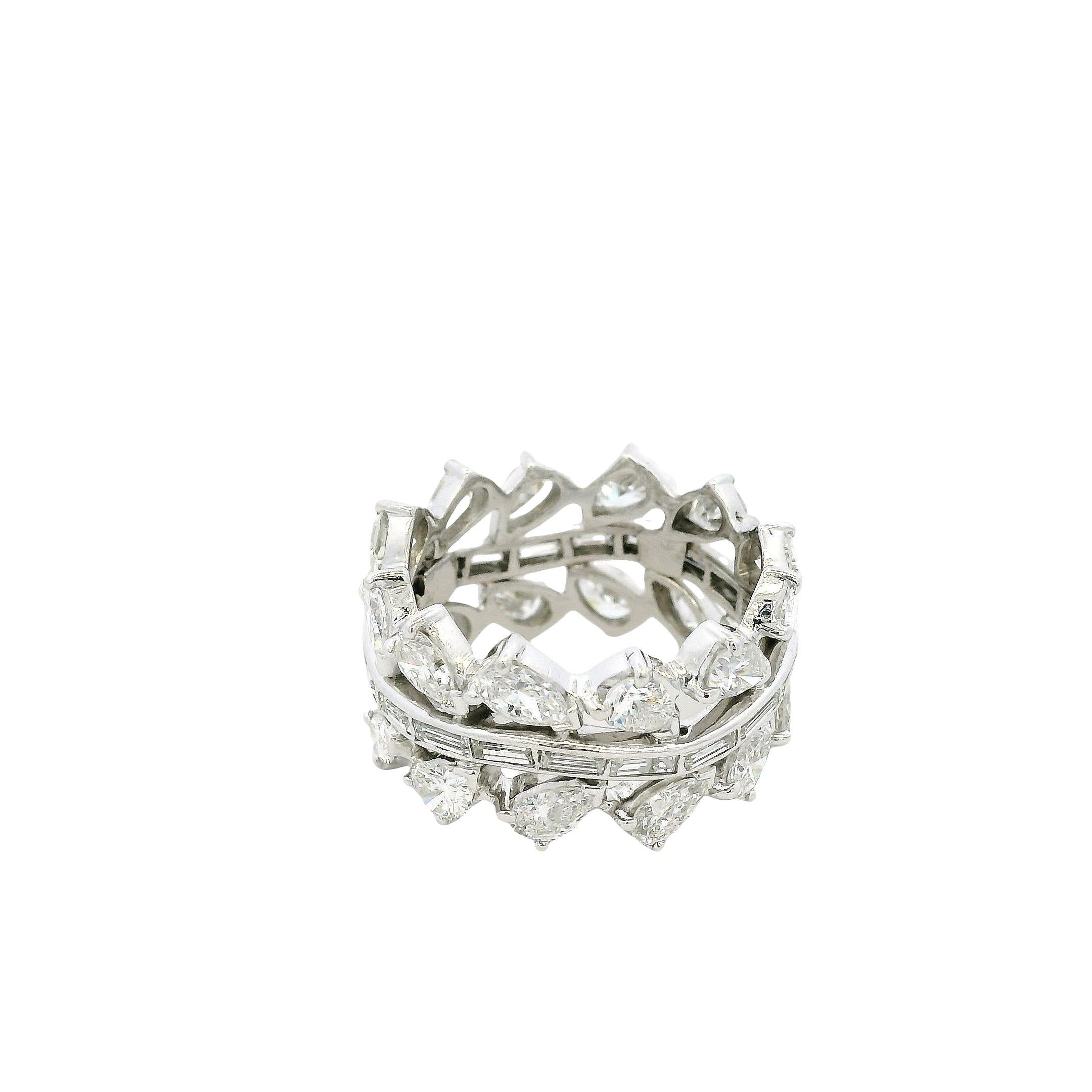 Anello di eternità in platino con diamante taglio pera e baguette da 6,28 carati in stock in vendita 2