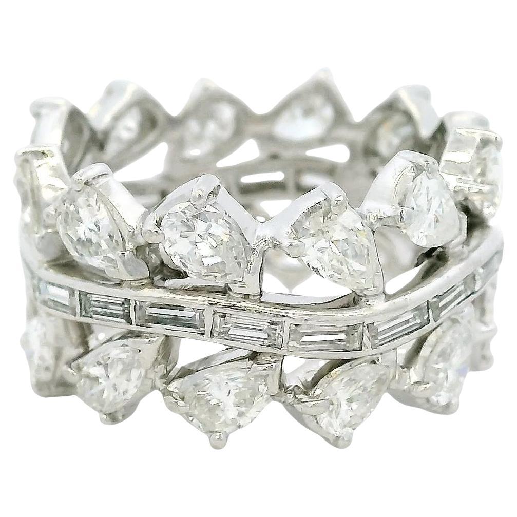 Anello di eternità in platino con diamante taglio pera e baguette da 6,28 carati in stock in vendita