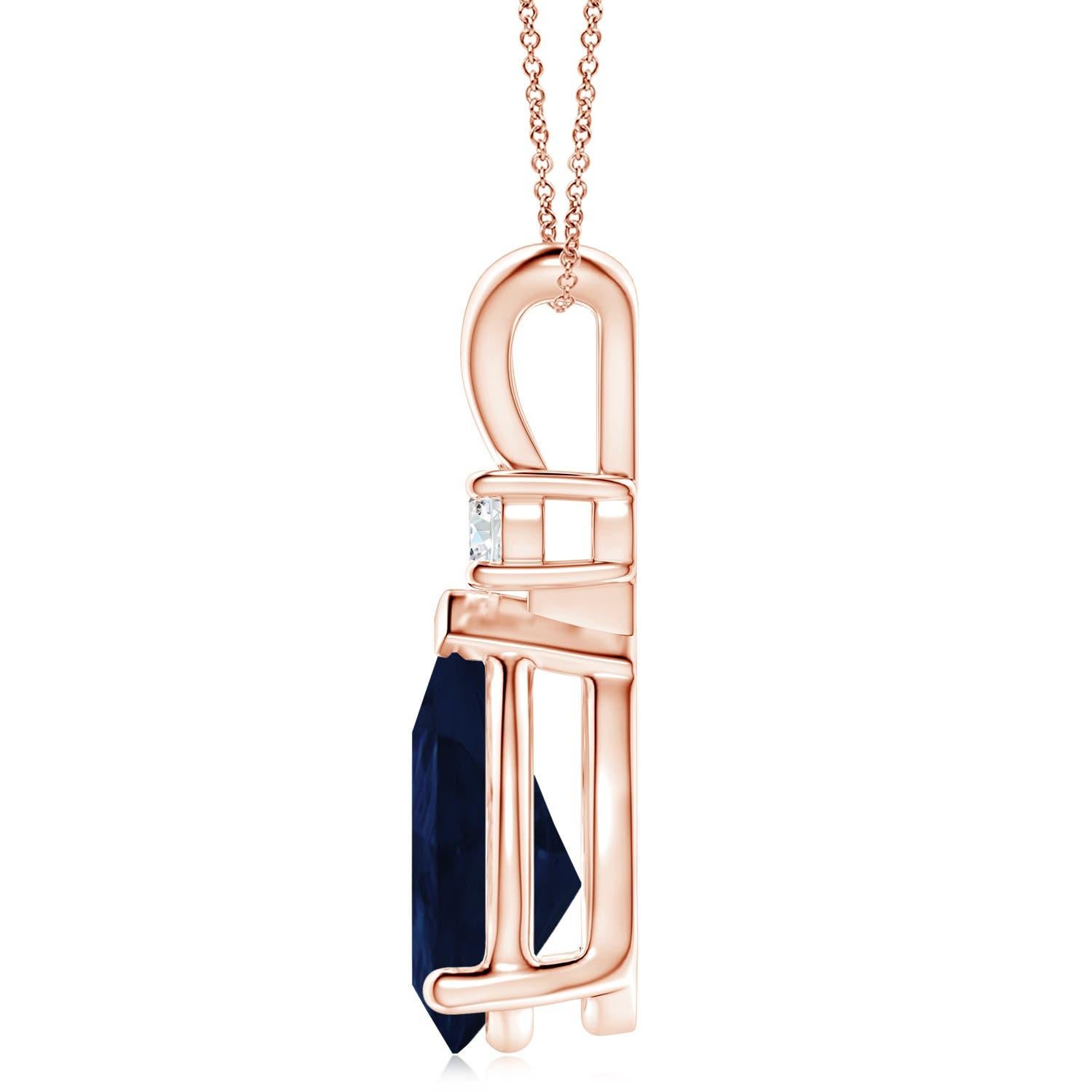Questo classico ciondolo solitario presenta uno zaffiro a forma di pera incastonato in una montatura a griffe. Un brillante diamante rotondo si trova in cima alla gemma blu, aggiungendo fascino al design. Semplice e accattivante, questo ciondolo con