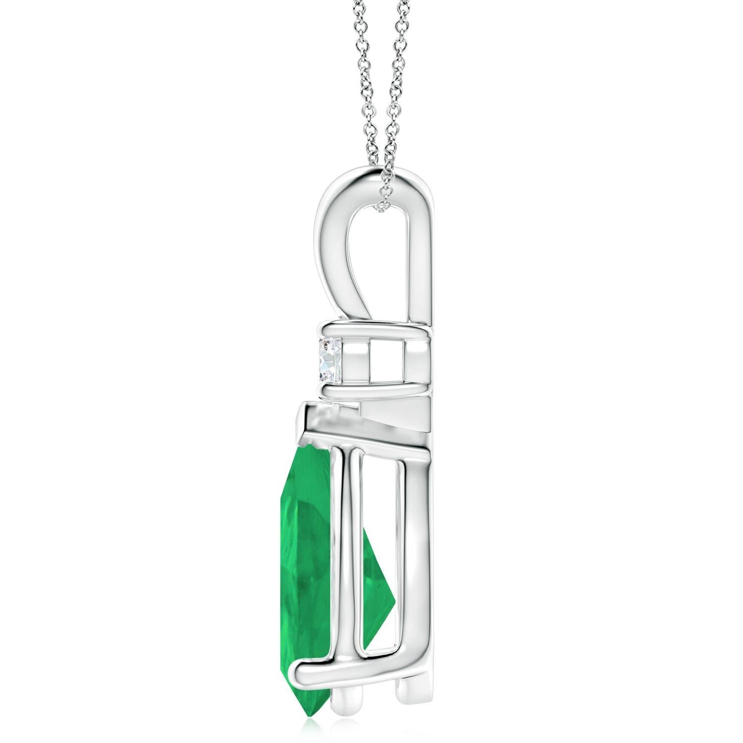 Questo classico ciondolo solitario presenta uno smeraldo a forma di pera, incastonato in una montatura a griffe. Un diamante rotondo brillante si trova in cima alla gemma verde, che aggiunge bellezza al design. Semplice ma affascinante, questo