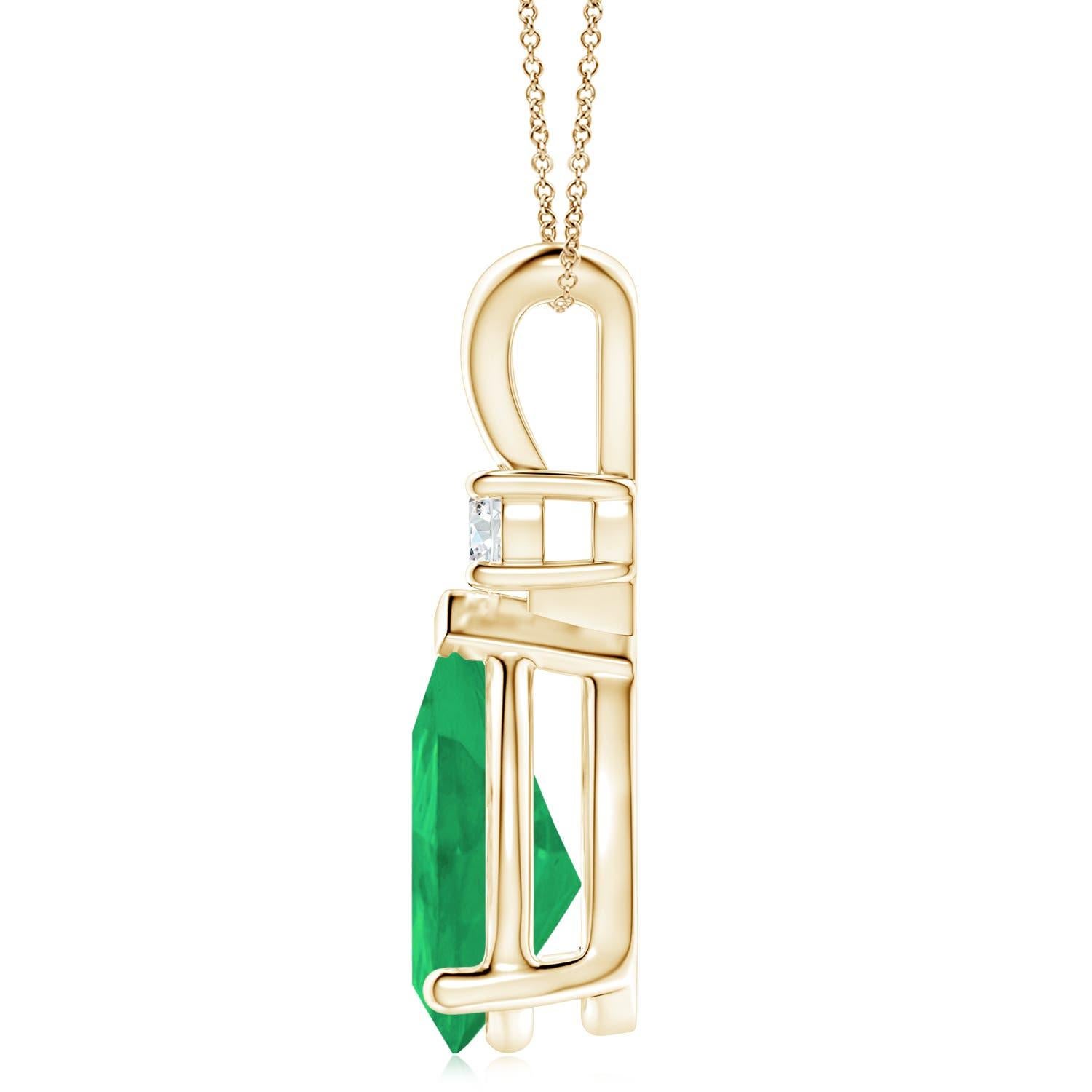 Ce pendentif solitaire classique est orné d'une émeraude en forme de poire, fixée dans un serti clos. Un diamant rond brillant est posé sur la pierre précieuse d'un vert luxuriant, ce qui ajoute à la beauté du design. Simple mais séduisant, ce