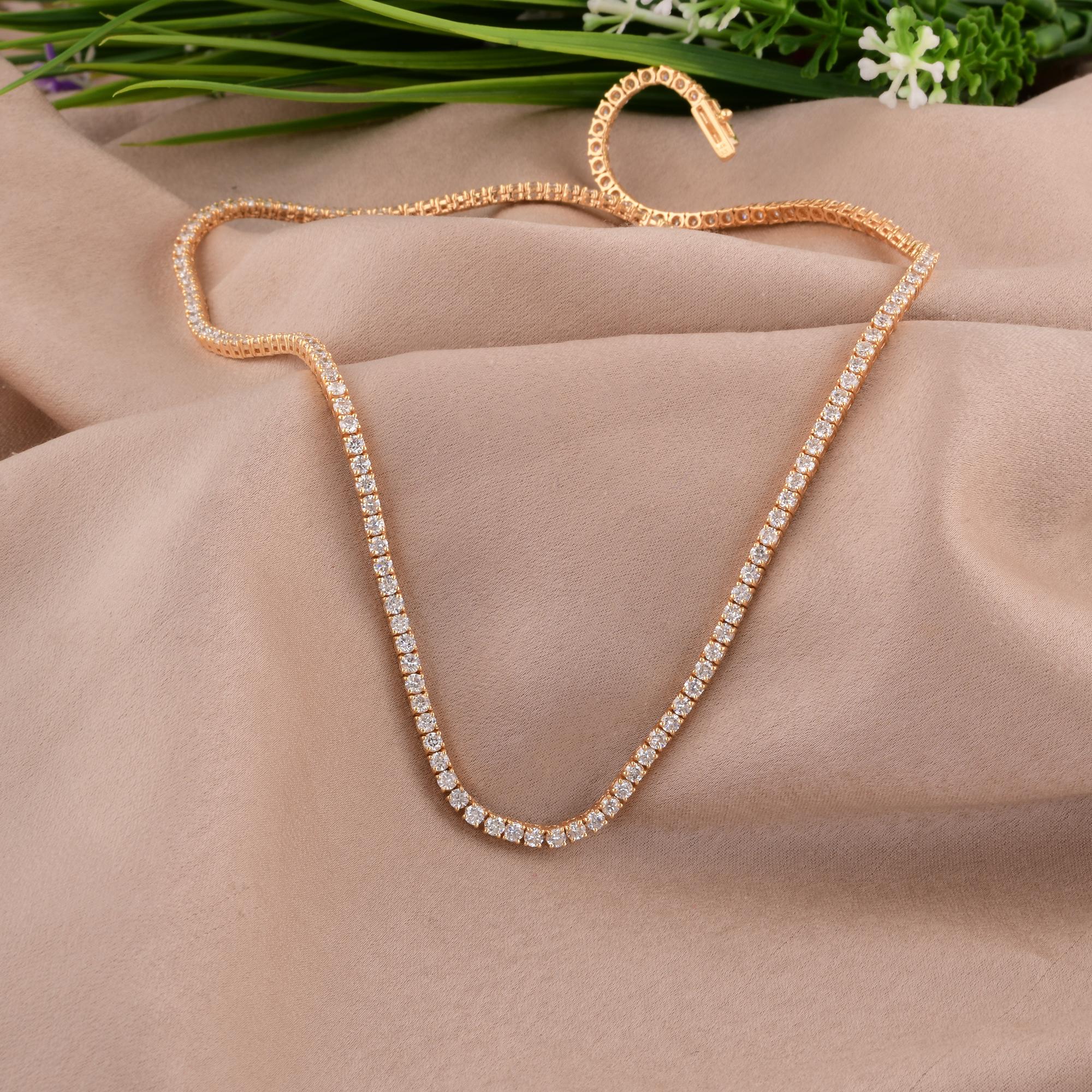 Wir stellen Ihnen unsere prächtige Tennis-Halskette mit natürlichen 6,60 Karat Diamanten vor, eine atemberaubende Darstellung von Eleganz und Luxus, die sorgfältig aus 14 Karat Gelbgold gefertigt wurde. Diese Halskette ist mehr als nur ein