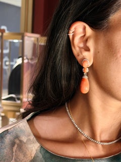 Boucles d'oreilles pendantes en corail naturel de 67,69 carats et diamants, en or blanc 18 carats