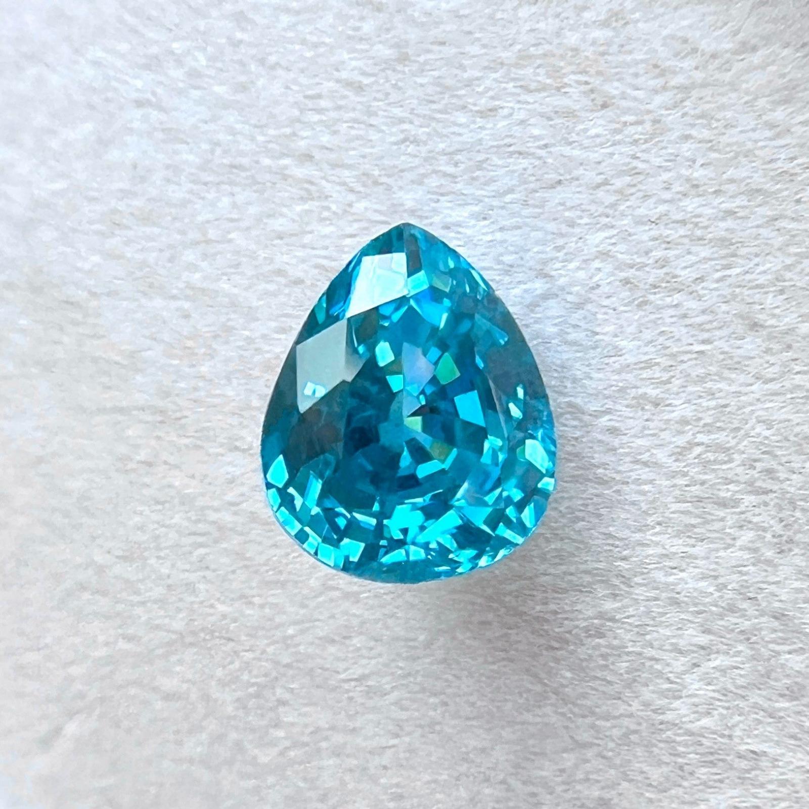 Circón azul natural de 6,80 quilates corte lágrima de pera neón vivo 10,3x8,7 mm Gema rara VVS
 
 Gema natural de circón azul neón vivo.
 6,80 quilates con un hermoso color azul neón vivo y una claridad excelente, una piedra muy limpia. VVS.
