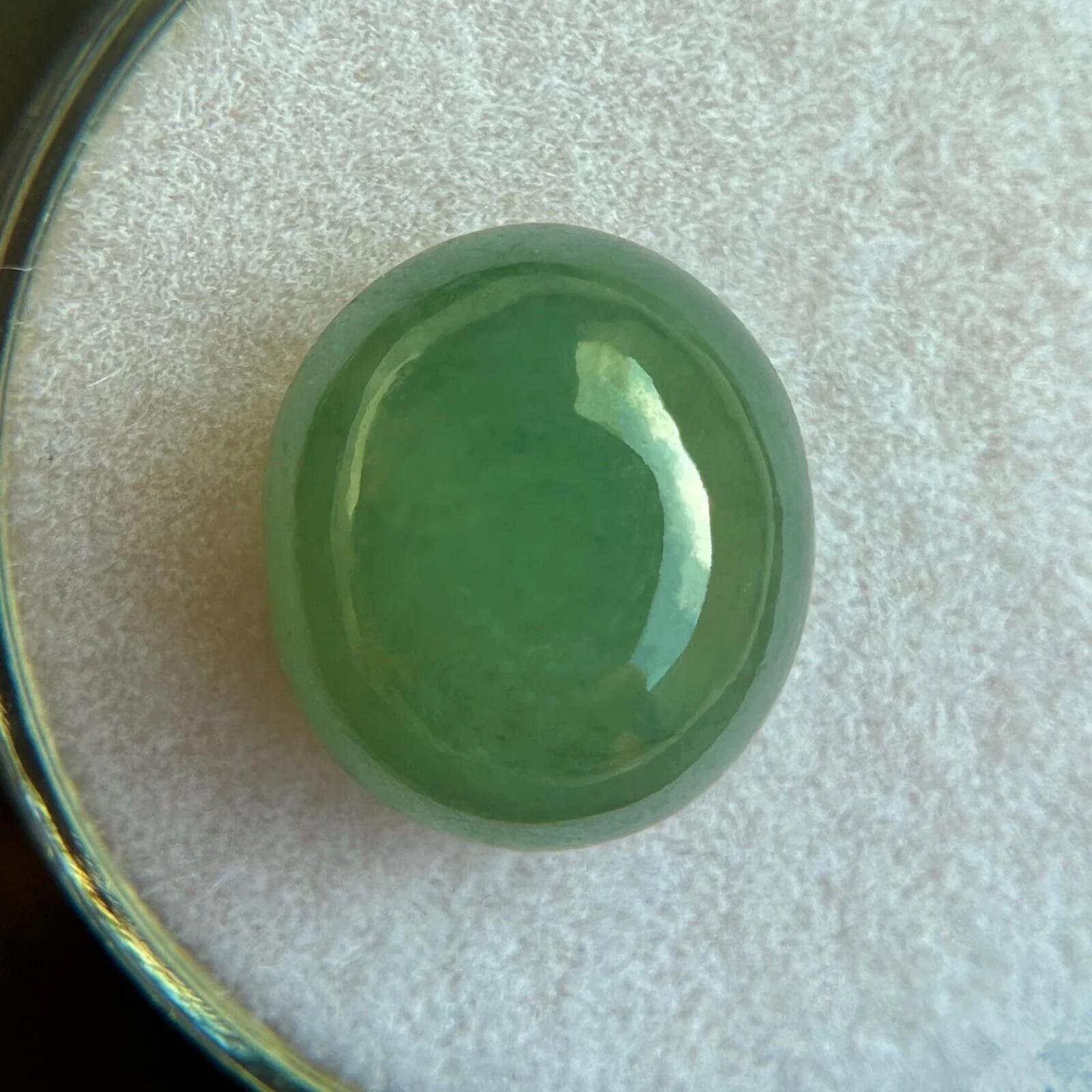 Gema natural de cabujón ovalado de jadeíta verde profundo de grado 