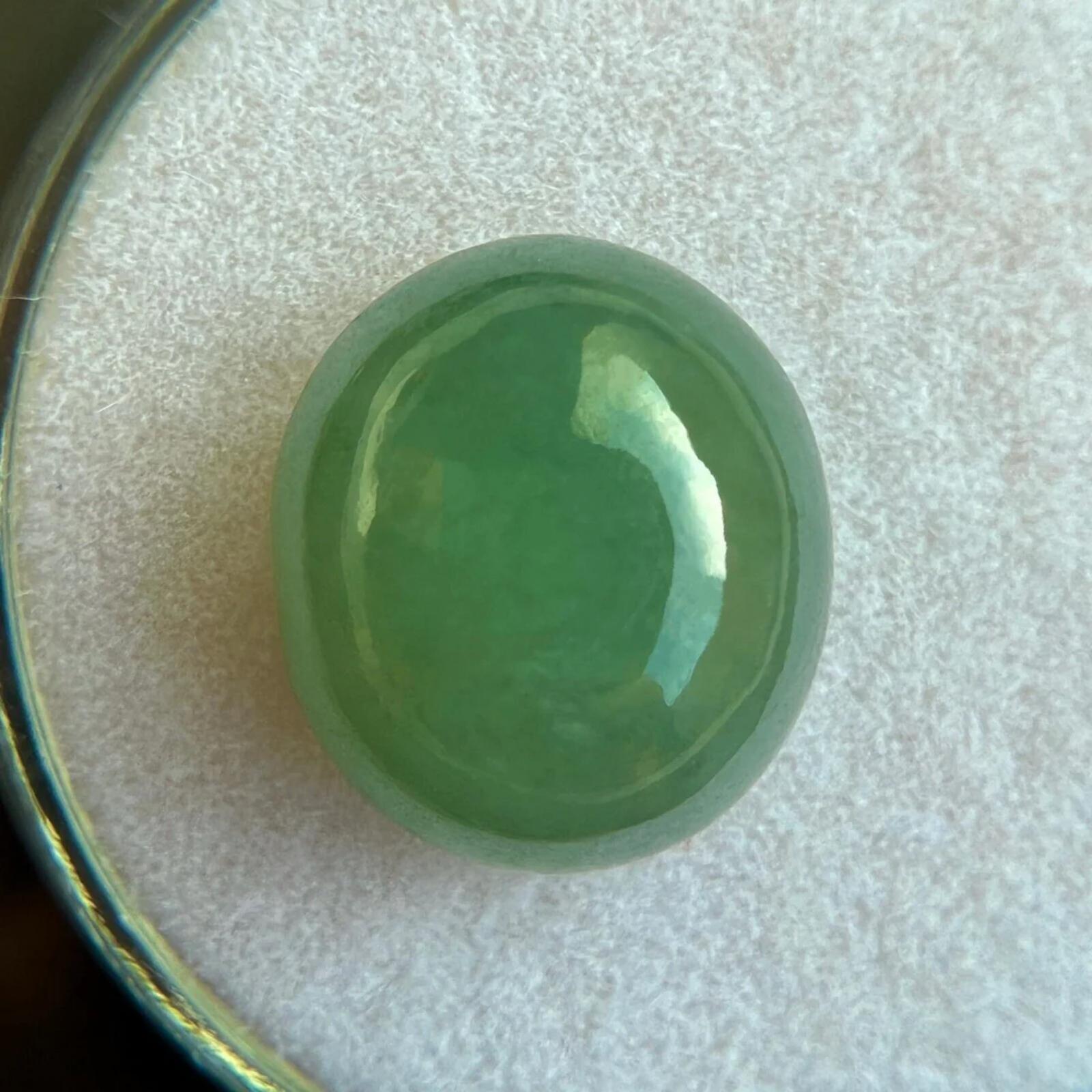 Gema natural de cabujón ovalado de jadeíta verde profundo de grado 